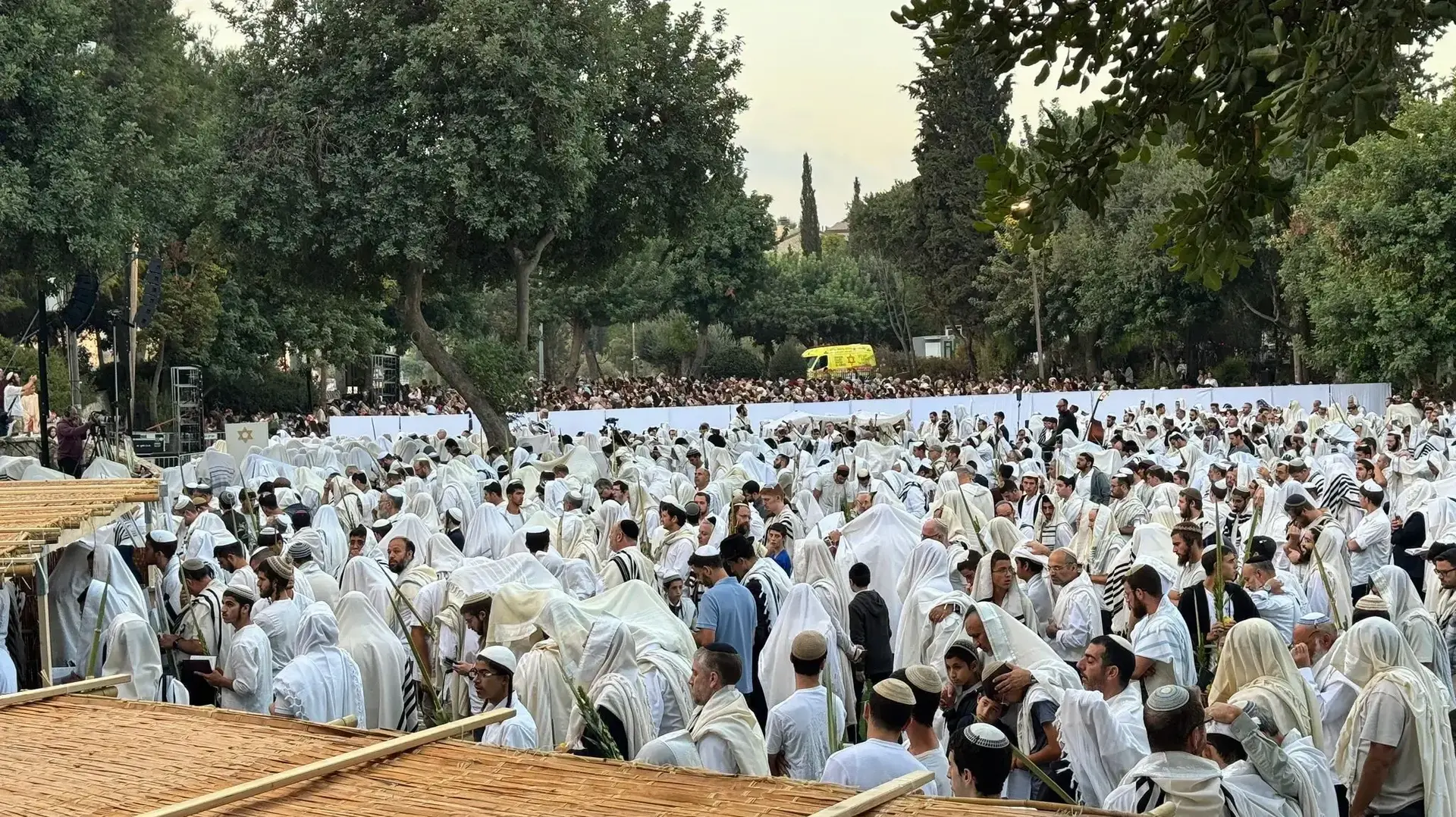 אלפים התכנסו בהשתתפות משפחות החטופים והחללים שמוחזקים בשבי,לשירה ולתפילת הלל חגיגית בגני מיטשל בירושלים, מול חומות העיר העתיקה אלפים התכנסו בהשתתפות משפחות החטופים והחללים שמוחזקים בשבי,לשירה ולתפילת הלל חגיגית בגני מיטשל בירושלים, מול חומות העיר העתיקה