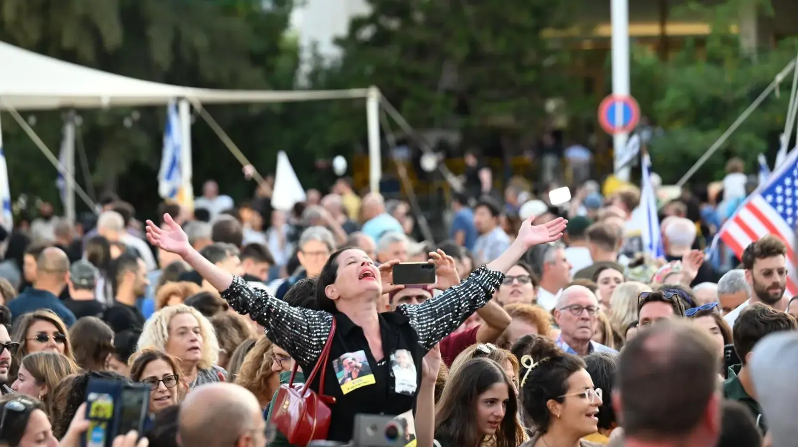 אלפים מתאספים בכיכר החטופים ברקע חתימת העסקה. 9 באוקטובר 2025 אלפים מתאספים בכיכר החטופים ברקע חתימת העסקה. 9 באוקטובר 2025