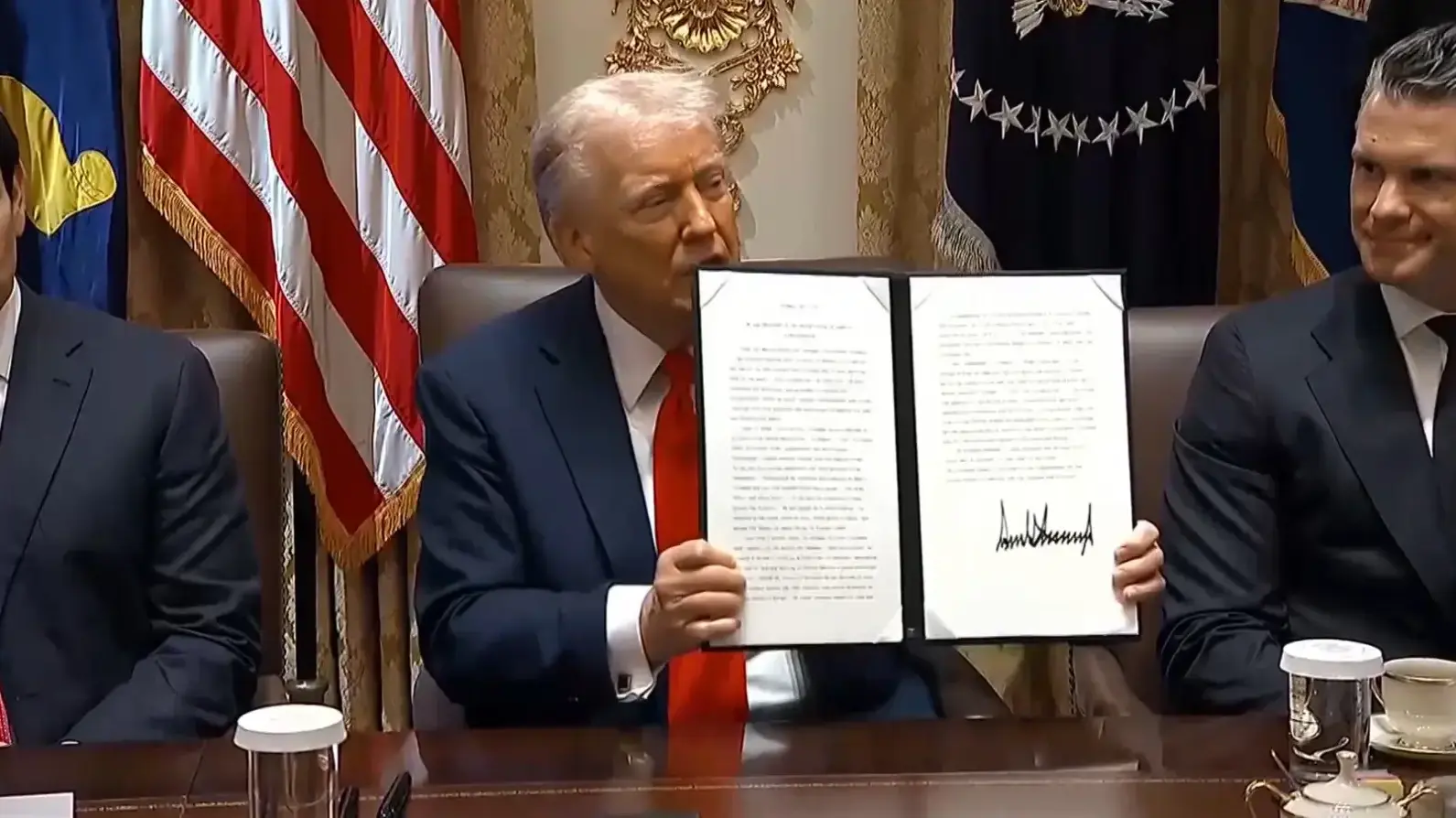 הצהרת טרמאפ על רקע חתימת העסקה בקבינט האמריקני. הצהרת טרמאפ על רקע חתימת העסקה בקבינט האמריקני.