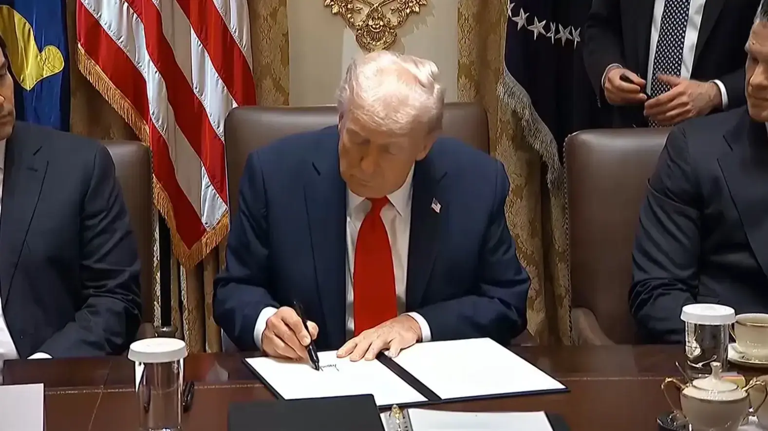 הצהרת טרמאפ על רקע חתימת העסקה בקבינט האמריקני. הצהרת טרמאפ על רקע חתימת העסקה בקבינט האמריקני.