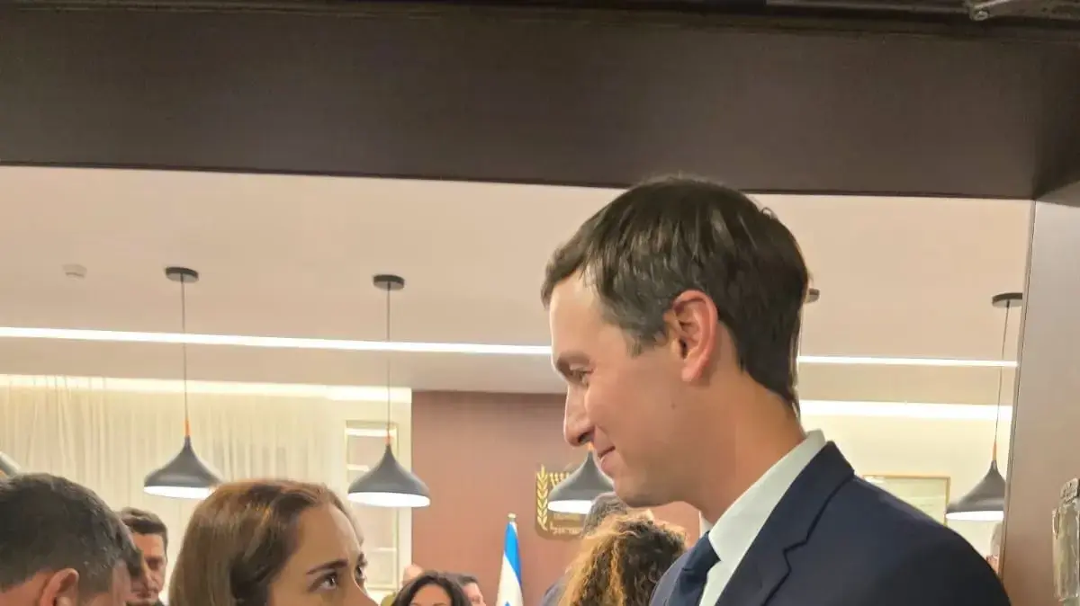 השרה מאי גולן וחתנו של טראמפ ג'ראד קושנר בחדר ישיבת הממשלה
9 באוקטובר 2025 השרה מאי גולן וחתנו של טראמפ ג'ראד קושנר בחדר ישיבת הממשלה
9 באוקטובר 2025