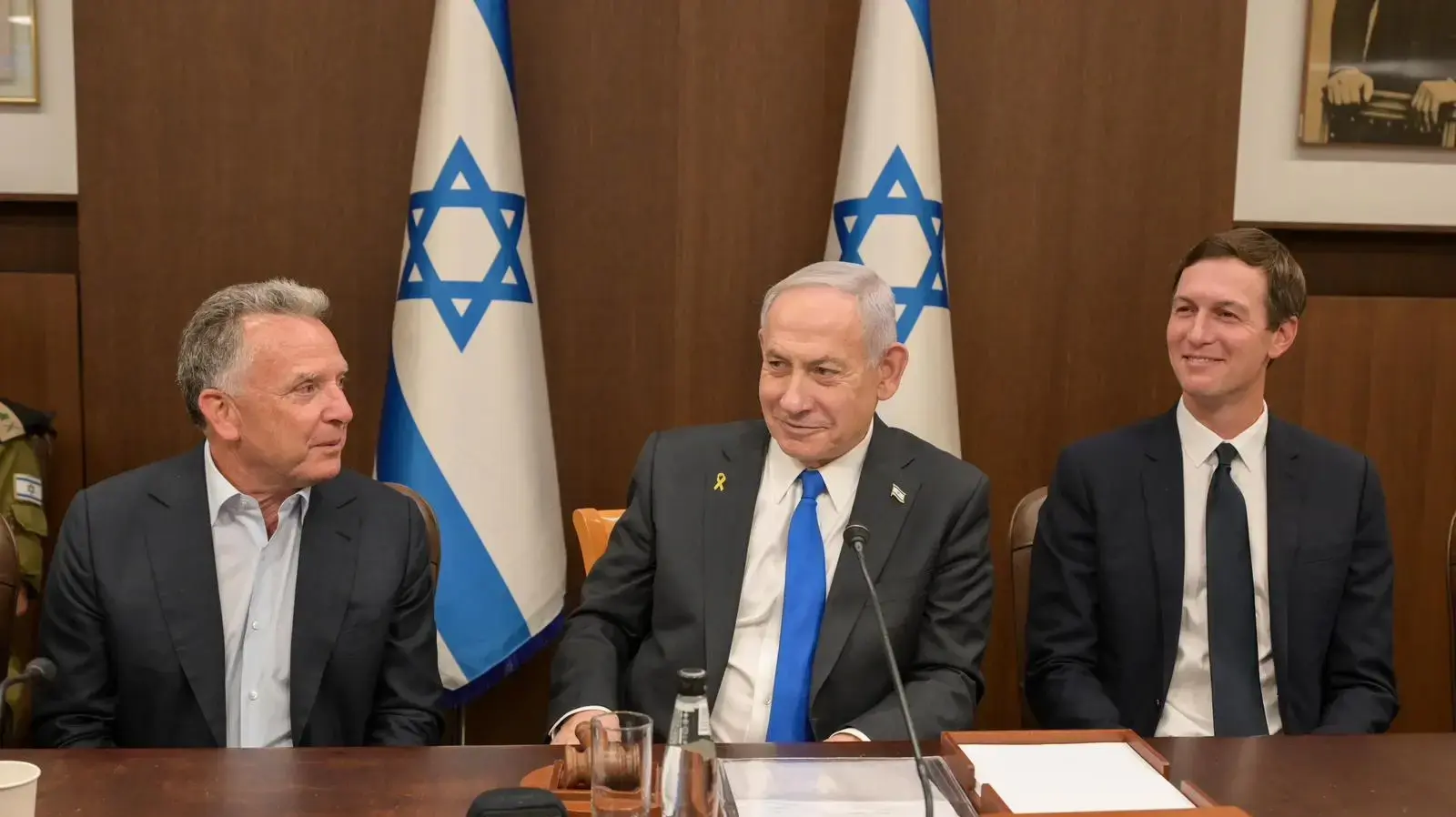 ראש הממשלה בנימין נתניהו בישיבת הממשלה יחד עם השליח המיוחד של נשיא ארה״ב, סטיב וויטקוף ועם חתנו של הנשיא, ג'ארד קושנר
9 באוקטובר 2025 ראש הממשלה בנימין נתניהו בישיבת הממשלה יחד עם השליח המיוחד של נשיא ארה״ב, סטיב וויטקוף ועם חתנו של הנשיא, ג'ארד קושנר
9 באוקטובר 2025