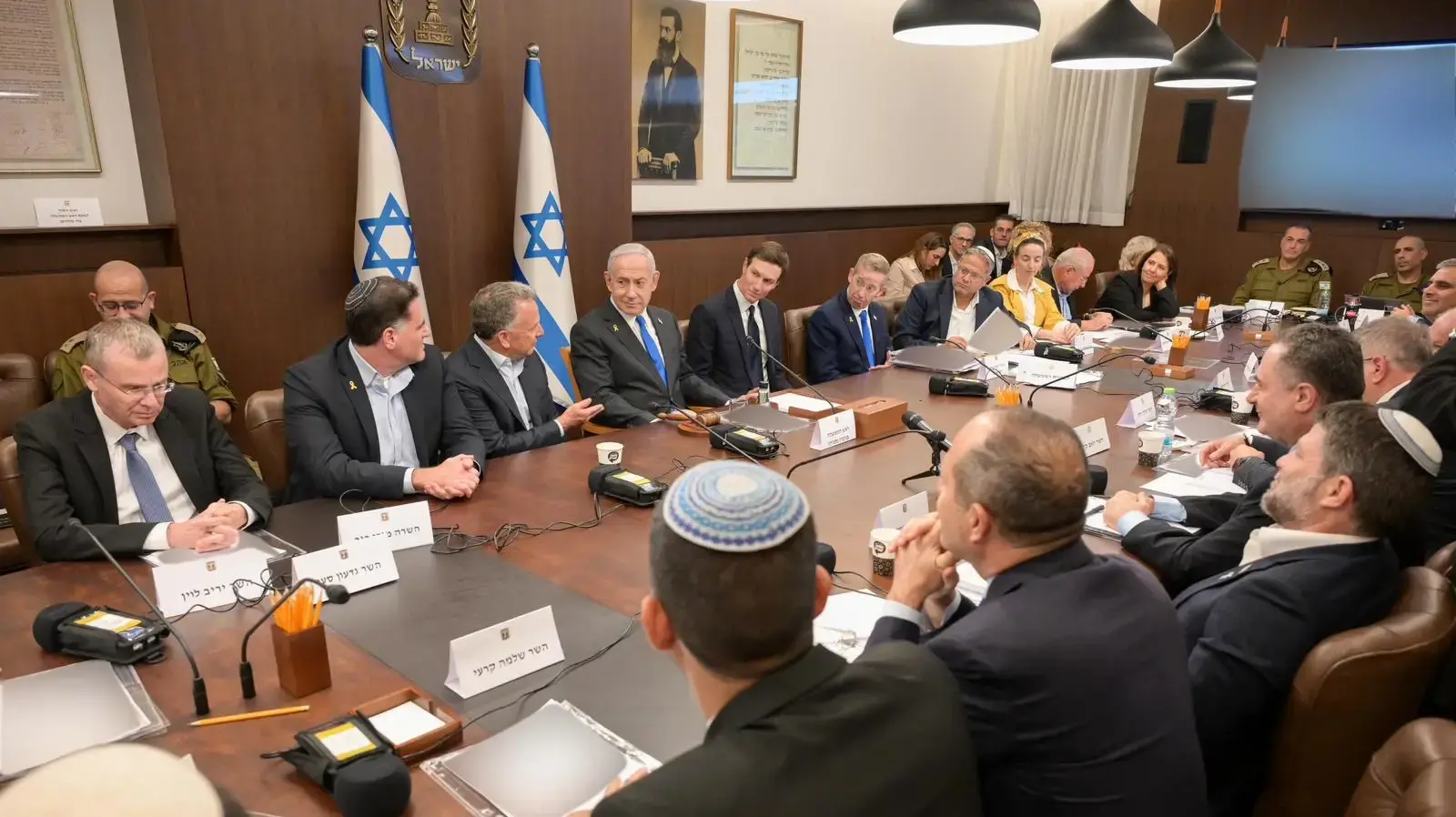 ראש הממשלה בנימין נתניהו בישיבת הממשלה יחד עם השליח המיוחד של נשיא ארה״ב, סטיב וויטקוף ועם חתנו של הנשיא, ג'ארד קושנר
9 באוקטובר 2025 ראש הממשלה בנימין נתניהו בישיבת הממשלה יחד עם השליח המיוחד של נשיא ארה״ב, סטיב וויטקוף ועם חתנו של הנשיא, ג'ארד קושנר
9 באוקטובר 2025