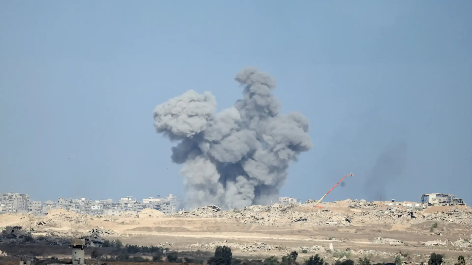 פטריות עשן ברצועת עזה בזמן נסיגת צה"ל פטריות עשן ברצועת עזה בזמן נסיגת צה"ל