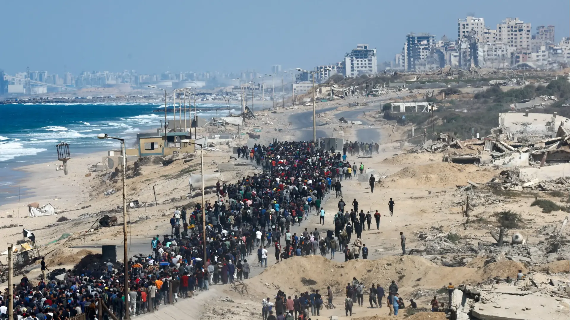 תושבי עזה בשיירה לאחר כניסת הפסקת האש לתוקפה תושבי עזה בשיירה לאחר כניסת הפסקת האש לתוקפה