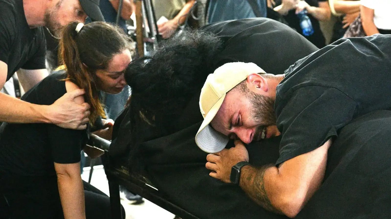 רועי שלו בהלוויתה של מפל אדם, בית העלמין קרית שאול, 11.10.23 רועי שלו בהלוויתה של מפל אדם, בית העלמין קרית שאול, 11.10.23