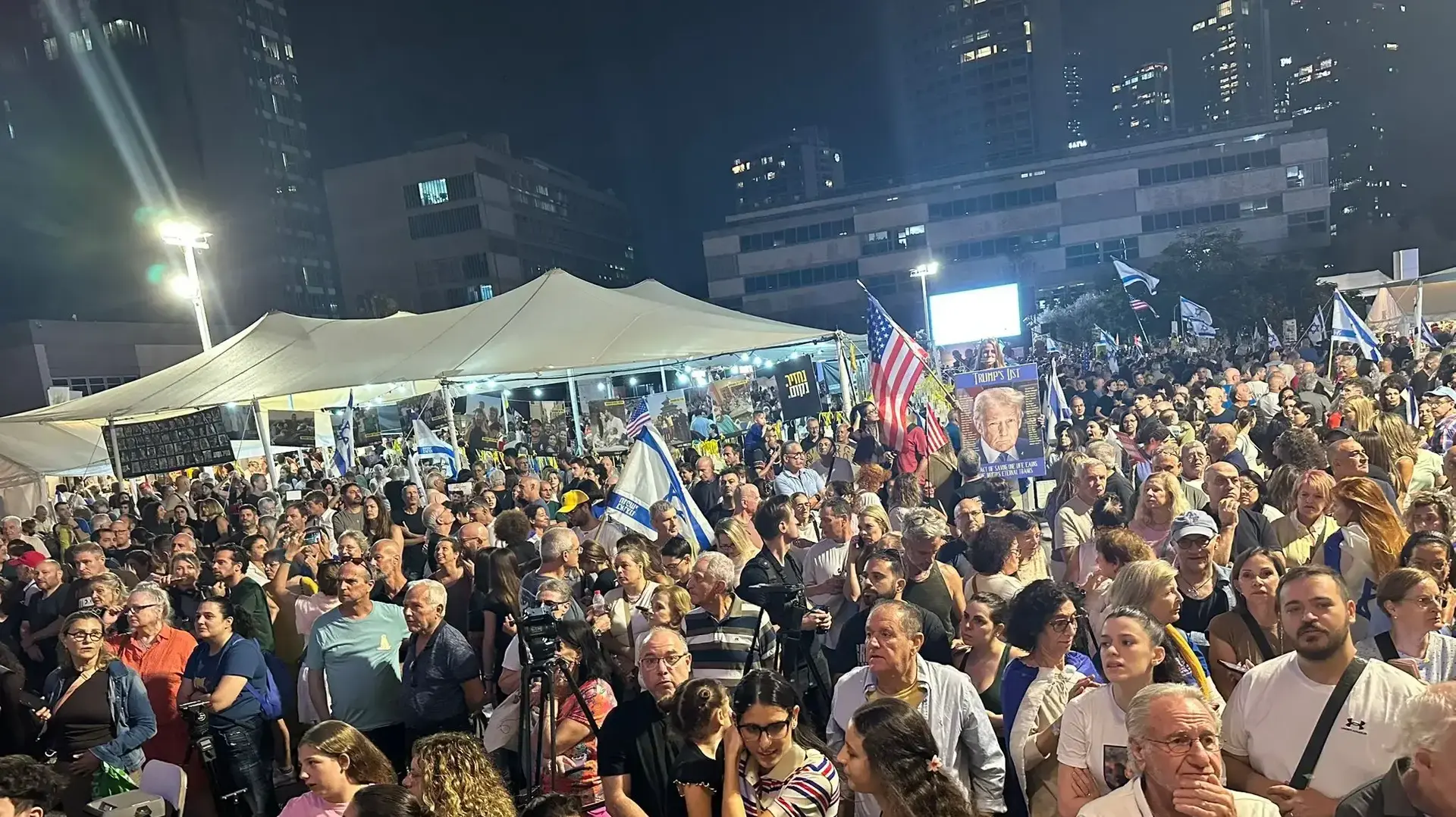 המונים בכיכר החטופים. 11 באוקטובר 2025 המונים בכיכר החטופים. 11 באוקטובר 2025
