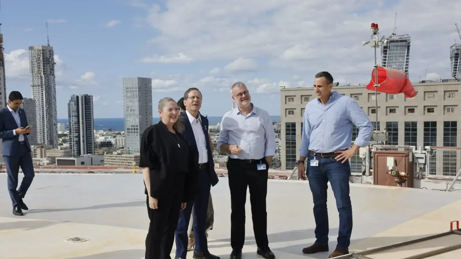 נשיא המדינה ורעייתו הגיעו לבית החולים איכילוב והתרשמו מהמוכנות לקבלת השבים
נשיא המדינה ורעייתו הגיעו לבית החולים איכילוב והתרשמו מהמוכנות לקבלת השבים