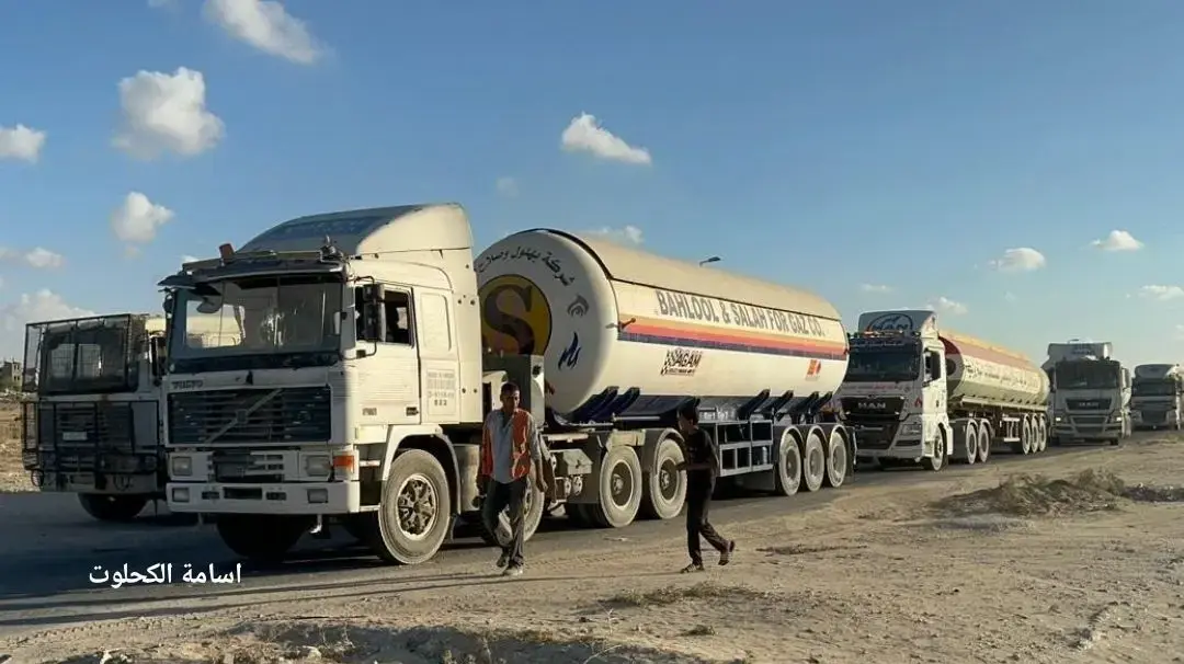 תמונות עזתיות של משאיות המכילות דלק לאחר שנכנסו לראשונה מזה חצי שנה אל רצועת עזה. 12 באוקטובר תמונות עזתיות של משאיות המכילות דלק לאחר שנכנסו לראשונה מזה חצי שנה אל רצועת עזה. 12 באוקטובר