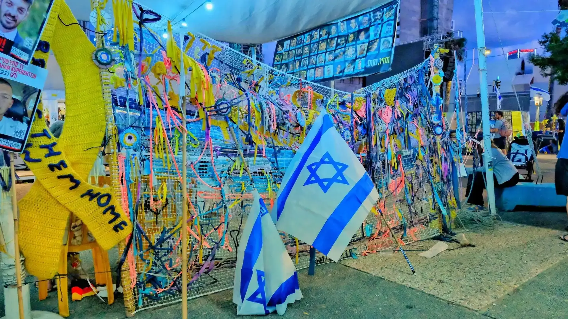 אלפים בכיכר החטופים כותבים ברכות לחוטפים שחוזרים. 12 באוקטובר 2025 אלפים בכיכר החטופים כותבים ברכות לחוטפים שחוזרים. 12 באוקטובר 2025