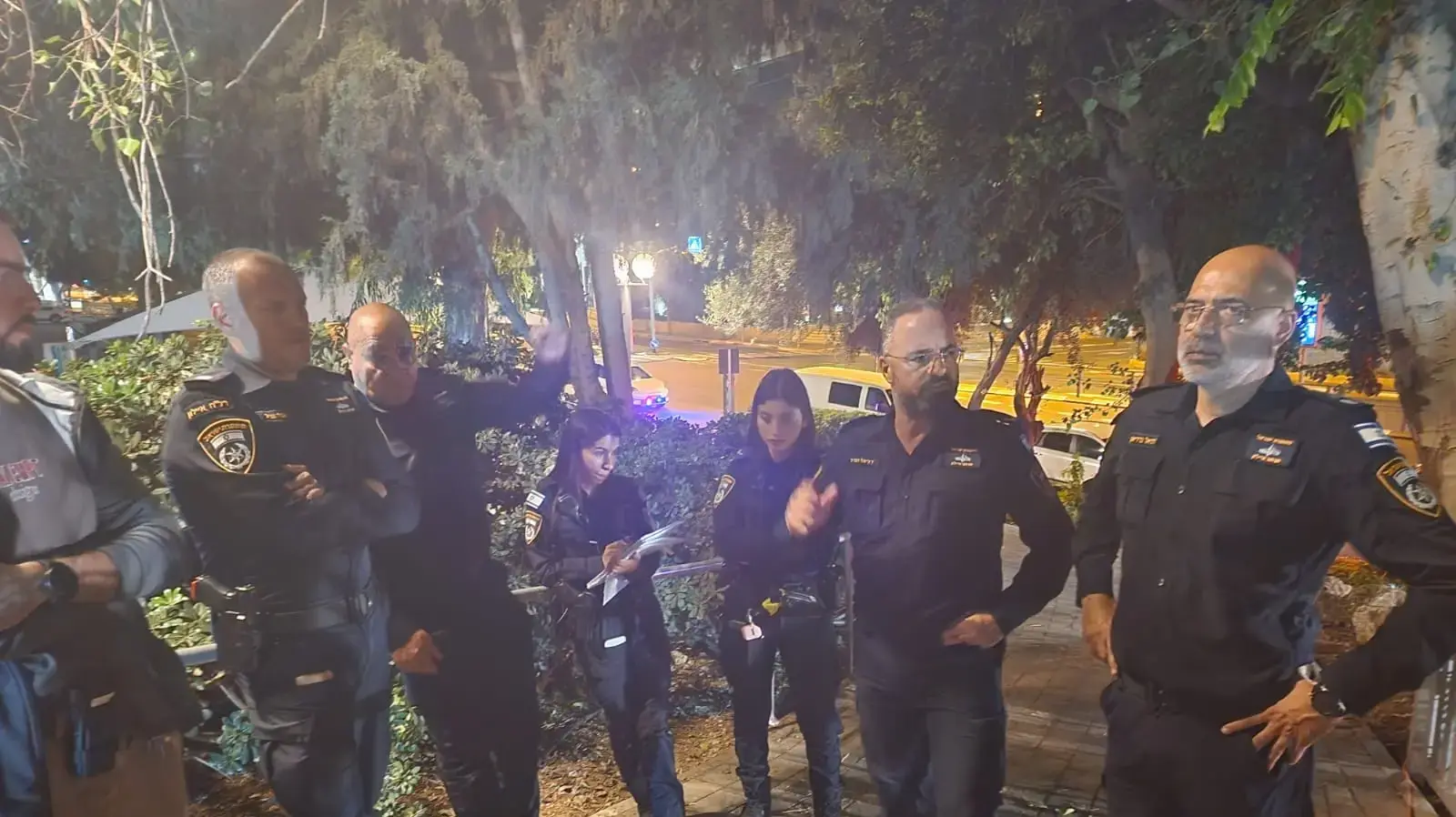 שוטרים בזירה בה אותרה אישה ללא רוח חיים בגינה ציבורית בתל אביב שוטרים בזירה בה אותרה אישה ללא רוח חיים בגינה ציבורית בתל אביב