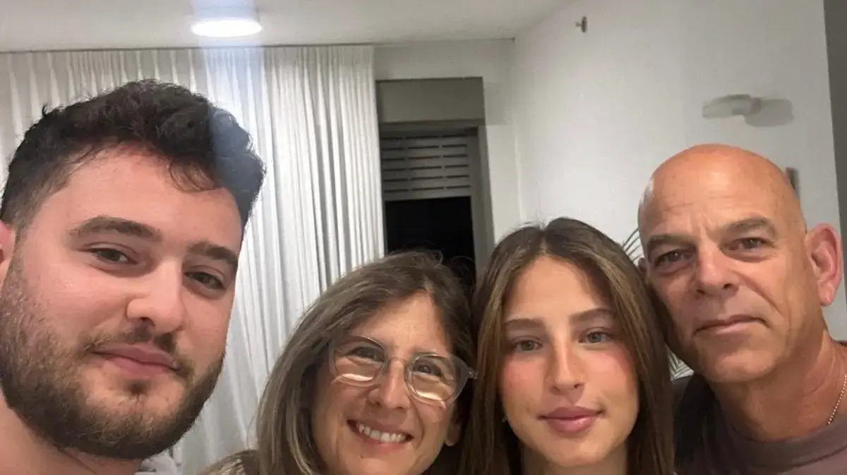 משפחת אהל יצאה לפגוש את בנה אלון במחנה רעים משפחת אהל יצאה לפגוש את בנה אלון במחנה רעים