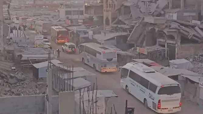אוטובוס של הצלב האדום שיעביר אסירים פלסטינים בדרכו למעבר כרם שלום, 13 באוקטובר 2025 אוטובוס של הצלב האדום שיעביר אסירים פלסטינים בדרכו למעבר כרם שלום, 13 באוקטובר 2025