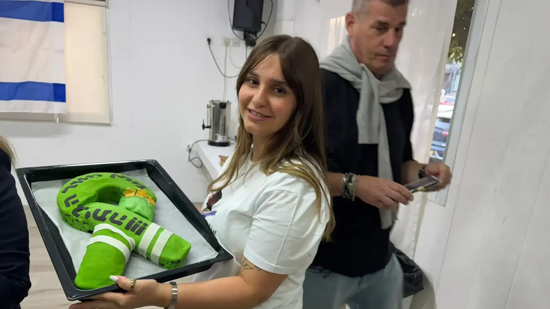 ירין נועה ושחר,בני הדודים של מתן אנגרסט, בת חפר, 13 באוקטובר 2025 ירין נועה ושחר,בני הדודים של מתן אנגרסט, בת חפר, 13 באוקטובר 2025