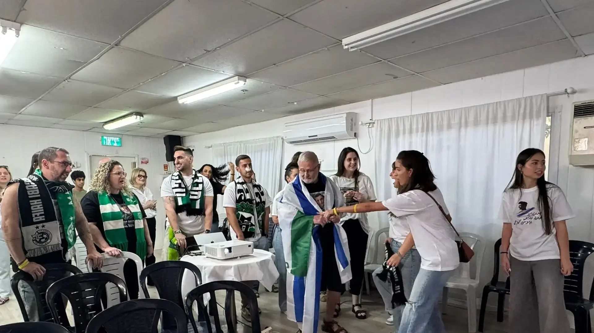 ירין נועה ושחר,בני הדודים של מתן אנגרסט, בת חפר, 13 באוקטובר 2025 ירין נועה ושחר,בני הדודים של מתן אנגרסט, בת חפר, 13 באוקטובר 2025