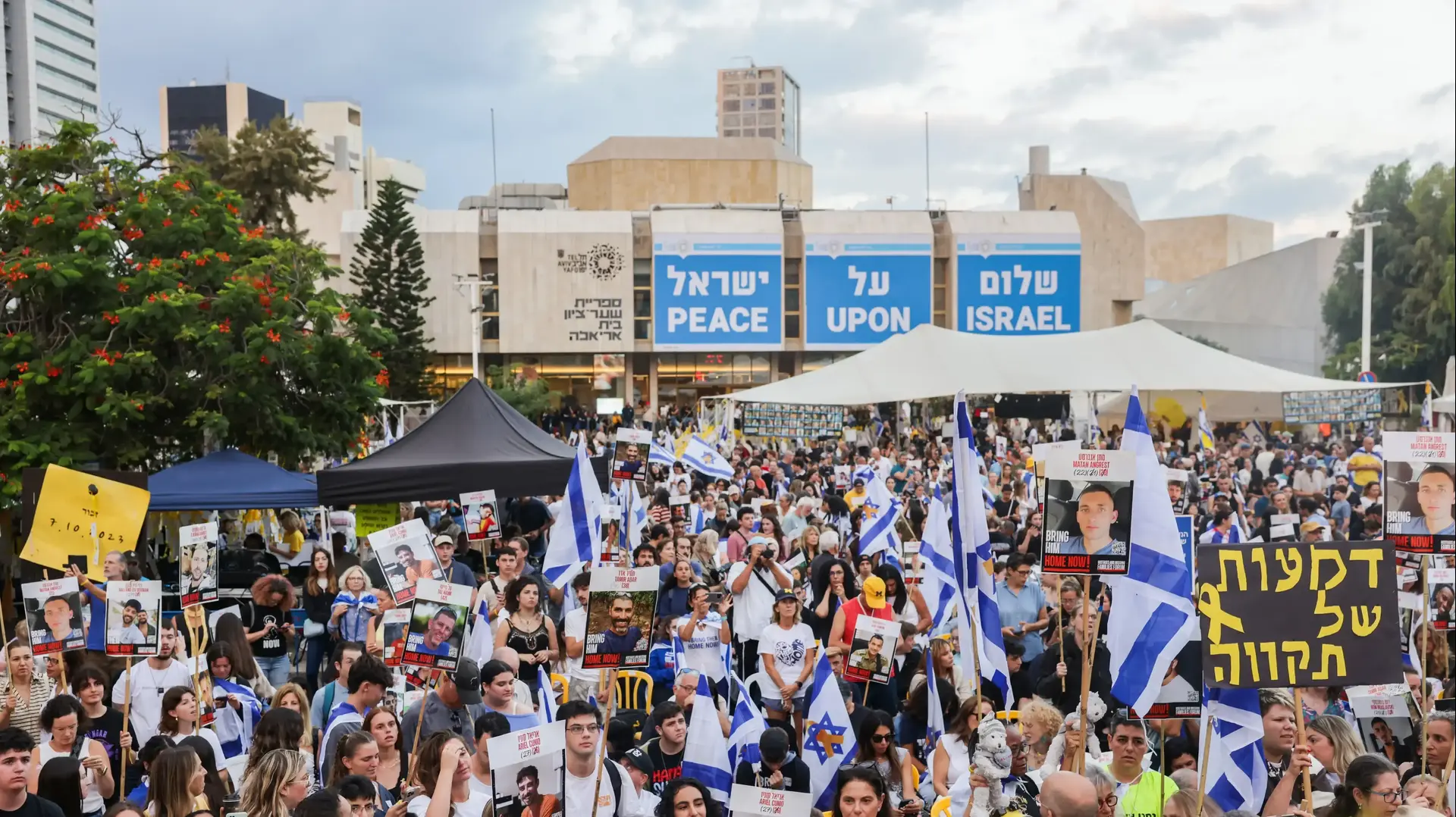 ממתינים לשחרור החטופים, כיכר החטופים, 13 באוקטובר 2025 ממתינים לשחרור החטופים, כיכר החטופים, 13 באוקטובר 2025