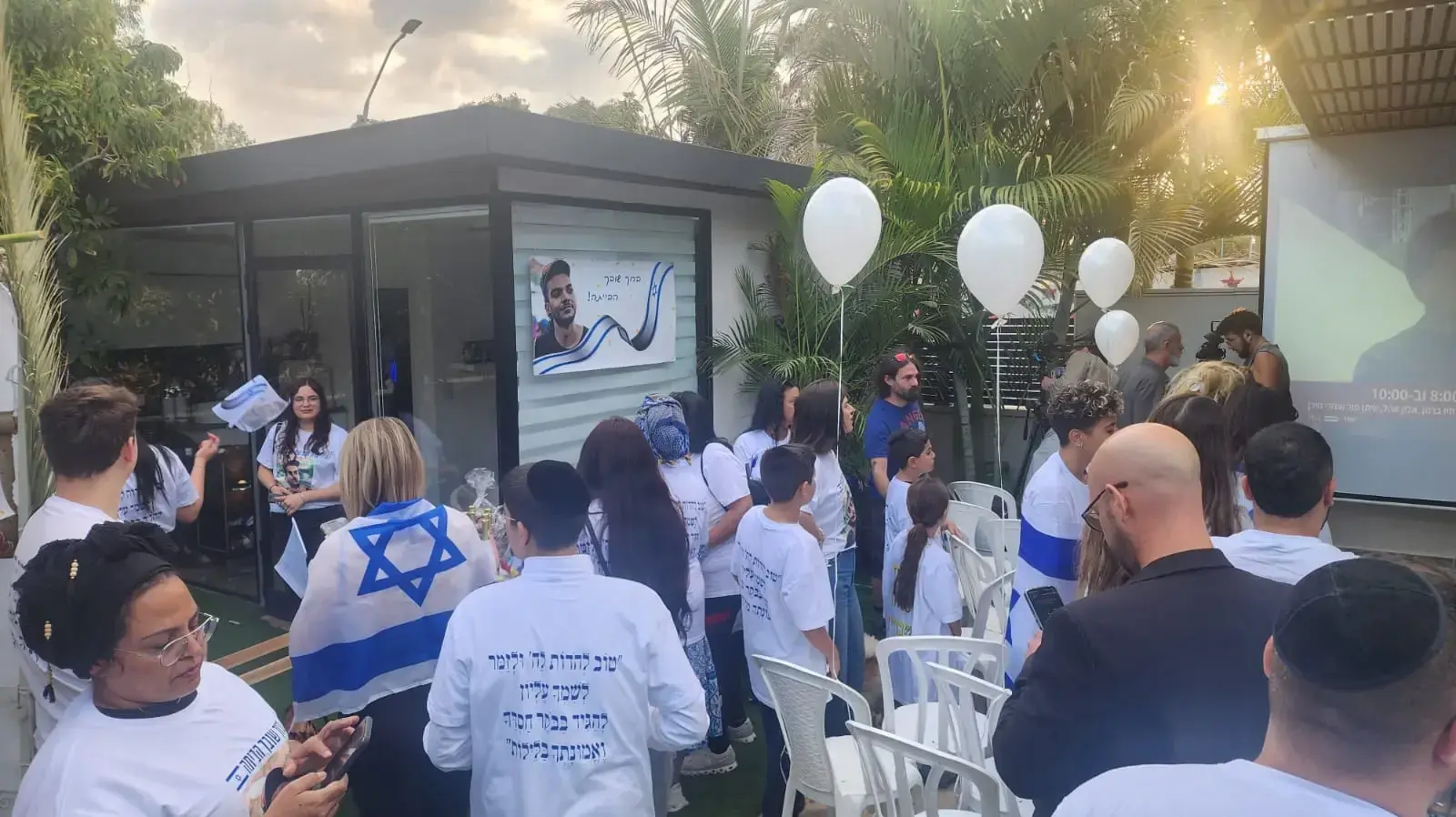 ממתינים לשחרור יוסף חיים אוחנה, רמלה, 13 באוקטובר 2025 ממתינים לשחרור יוסף חיים אוחנה, רמלה, 13 באוקטובר 2025