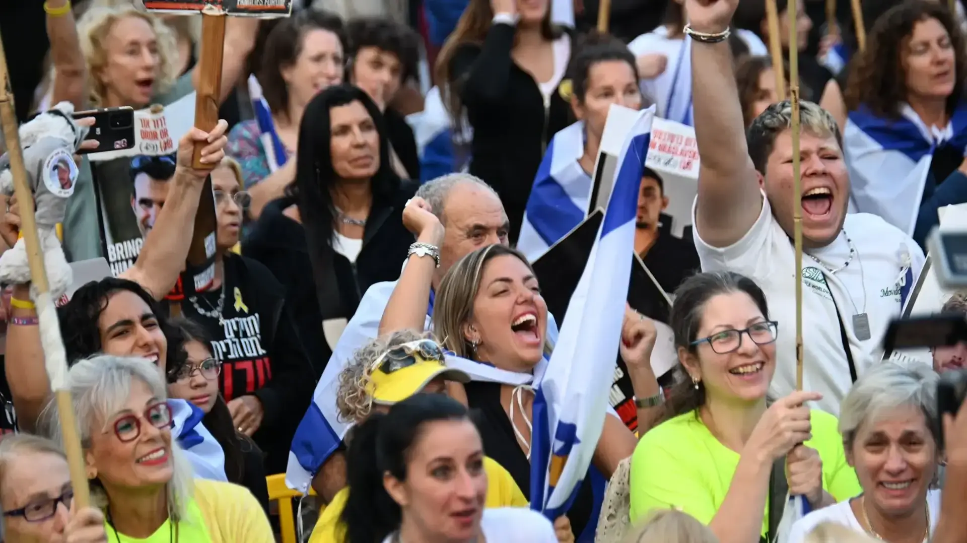 ממתינים לשחרור החטופים, כיכר החטופים, 13 באוקטובר 2025 ממתינים לשחרור החטופים, כיכר החטופים, 13 באוקטובר 2025