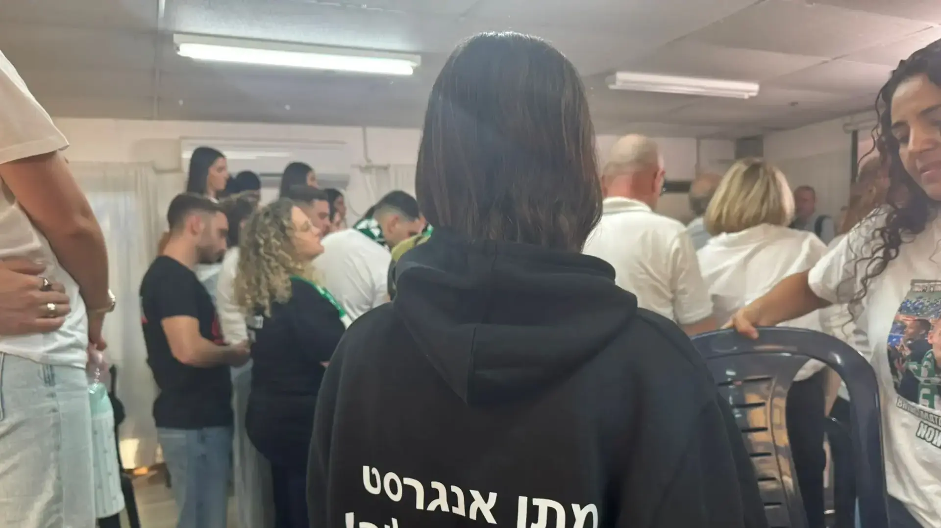 מחכים לחזרתו של מתן אנגרסט, בת חפר, 13 באוקטובר 2025 מחכים לחזרתו של מתן אנגרסט, בת חפר, 13 באוקטובר 2025