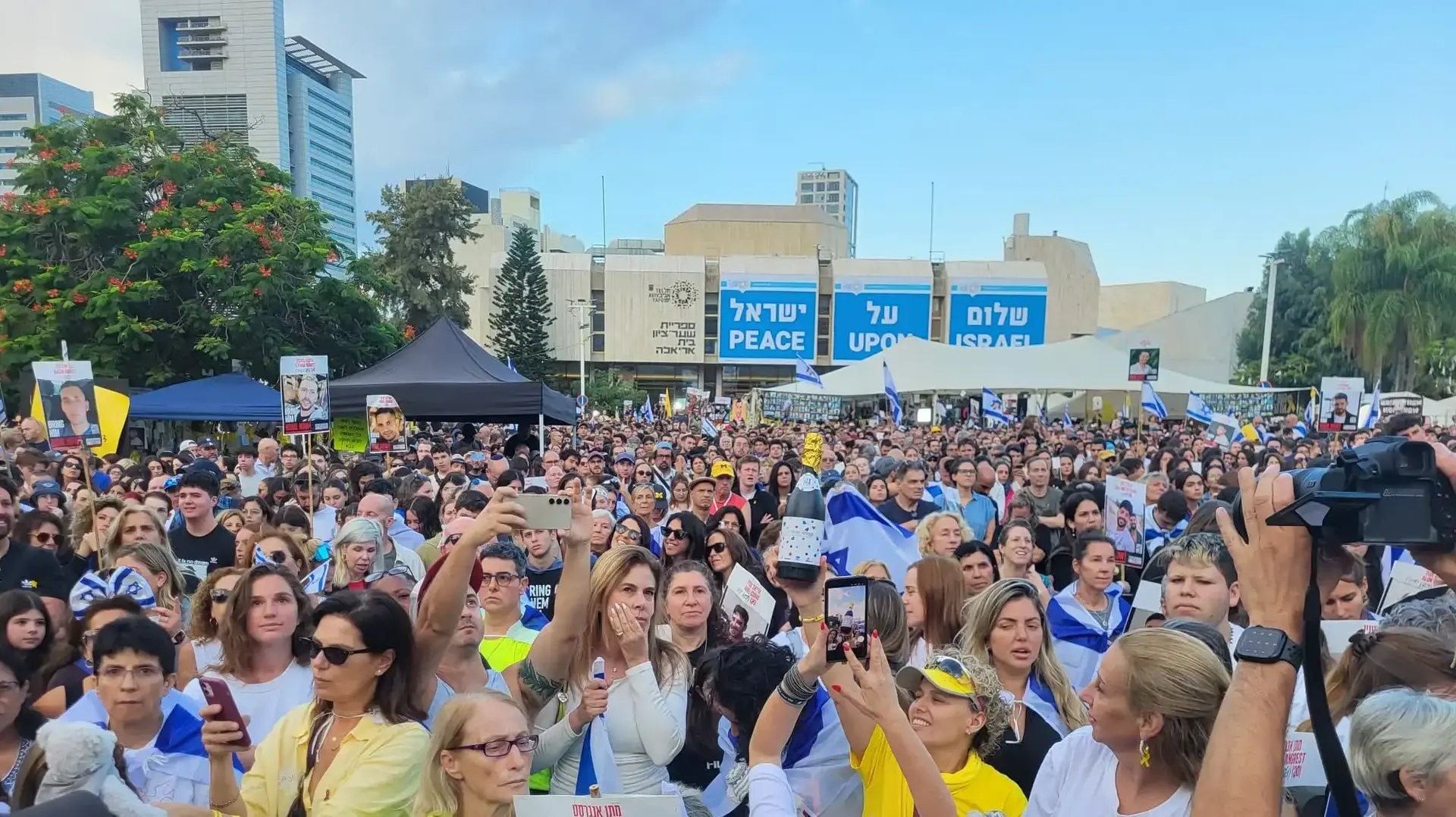 ממתינים לשחרור החטופים, כיכר החטופים, 13 באוקטובר 2025 ממתינים לשחרור החטופים, כיכר החטופים, 13 באוקטובר 2025