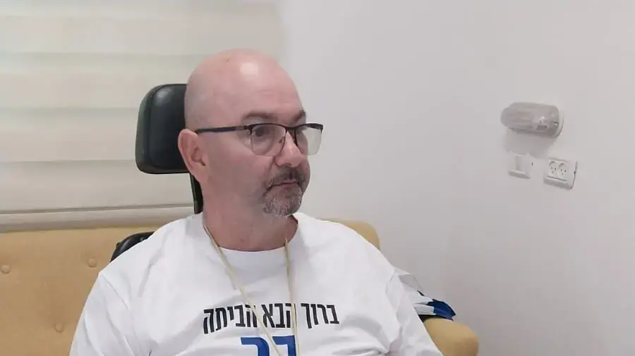 טל קופרשטיין, אביו של בר קופרשטיין מחכה לו במעבר רעים טל קופרשטיין, אביו של בר קופרשטיין מחכה לו במעבר רעים