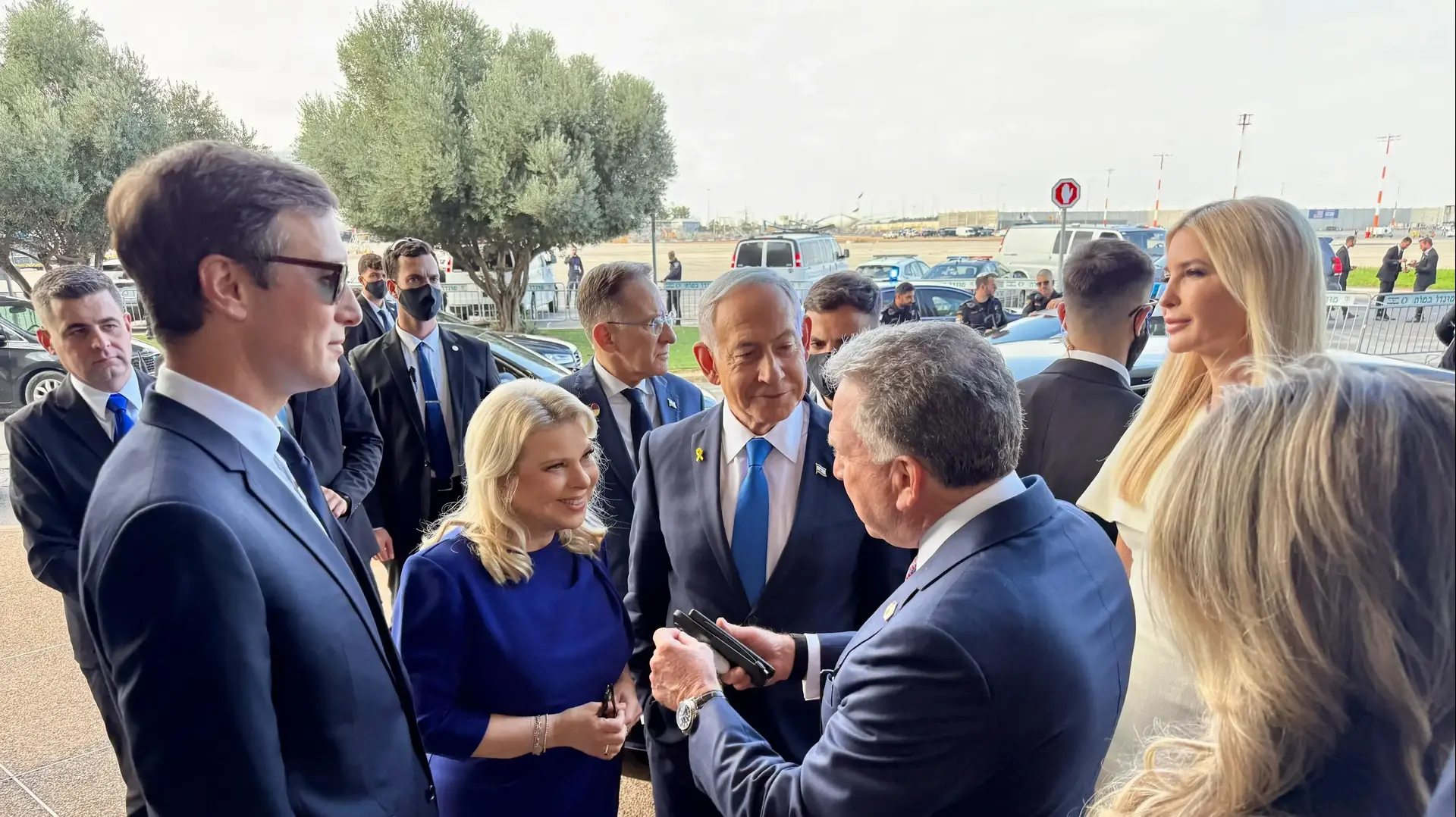 ראש הממשלה בנימין נתניהו ורעייתו שרה הגיעו לנתב״ג לקראת נחיתתו של נשיא ארה״ב טראמפ, 13 באוקטובר 2025 ראש הממשלה בנימין נתניהו ורעייתו שרה הגיעו לנתב״ג לקראת נחיתתו של נשיא ארה״ב טראמפ, 13 באוקטובר 2025