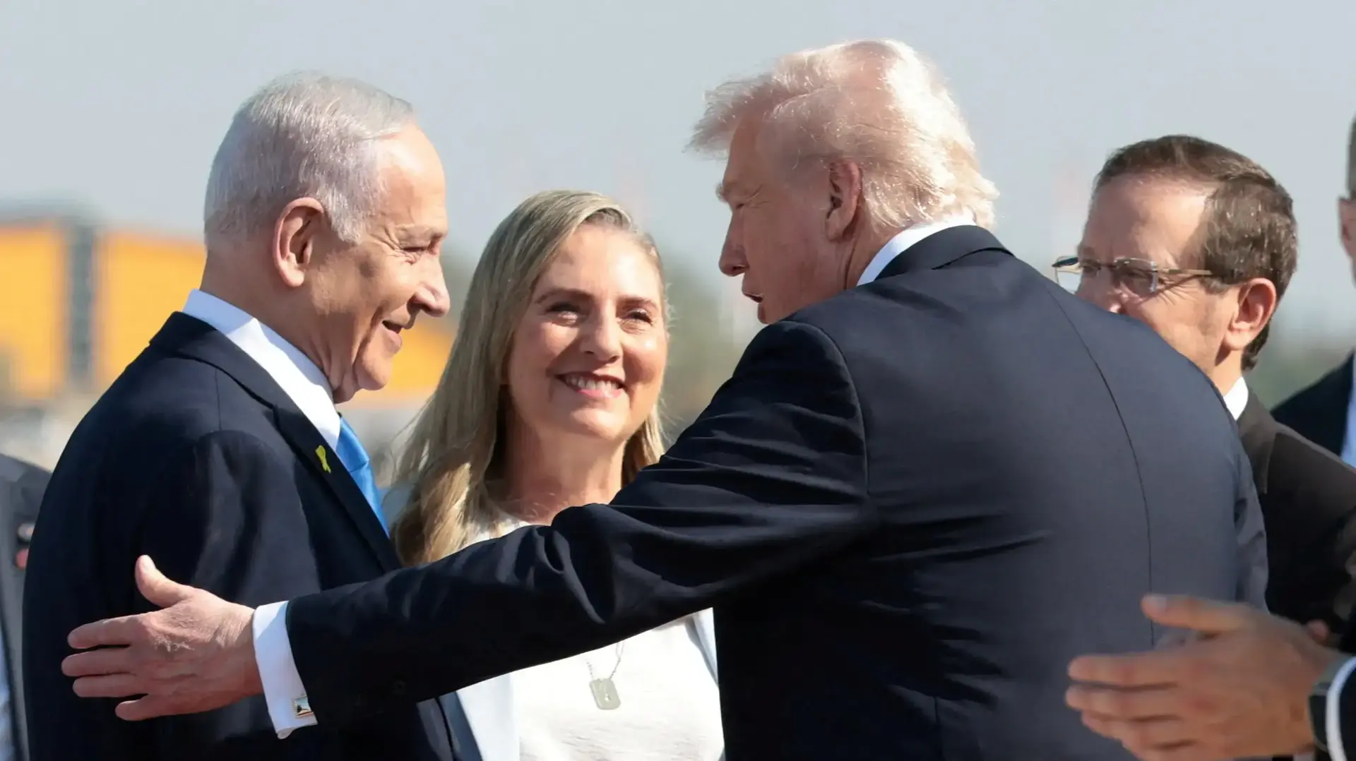 נשיא ארה"ב דונלד טראמפ עם רה"מ בנימין נתניהו, הנשיא יצחק הרצוג ומיכל הרצוג, נתב"ג, 13 באוקטובר 2025 נשיא ארה"ב דונלד טראמפ עם רה"מ בנימין נתניהו, הנשיא יצחק הרצוג ומיכל הרצוג, נתב"ג, 13 באוקטובר 2025
