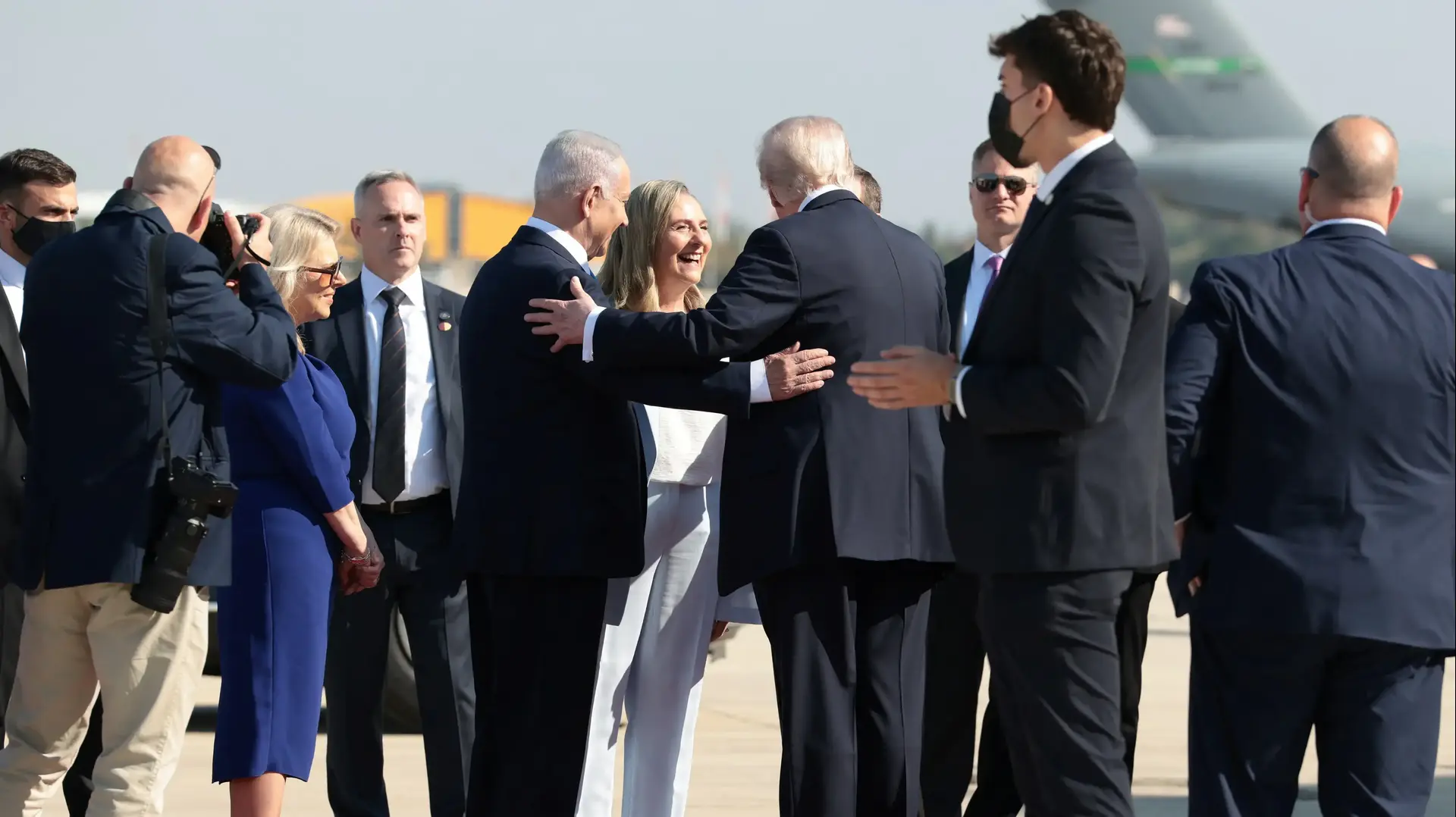 נשיא ארה"ב דונלד טראמפ עם רה"מ בנימין נתניהו, הנשיא יצחק הרצוג ומיכל הרצוג, נתב"ג, 13 באוקטובר 2025 נשיא ארה"ב דונלד טראמפ עם רה"מ בנימין נתניהו, הנשיא יצחק הרצוג ומיכל הרצוג, נתב"ג, 13 באוקטובר 2025