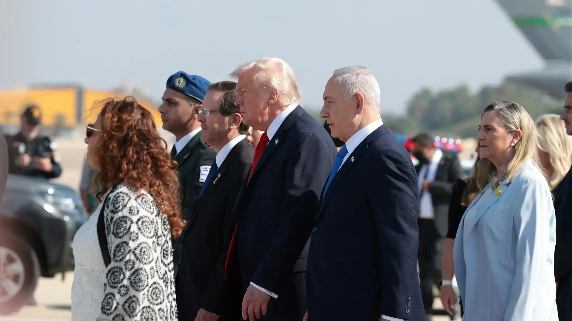 נשיא ארה"ב דונלד טראמפ עם רה"מ בנימין נתניהו, הנשיא יצחק הרצוג ומיכל הרצוג, נתב"ג, 13 באוקטובר 2025 נשיא ארה"ב דונלד טראמפ עם רה"מ בנימין נתניהו, הנשיא יצחק הרצוג ומיכל הרצוג, נתב"ג, 13 באוקטובר 2025