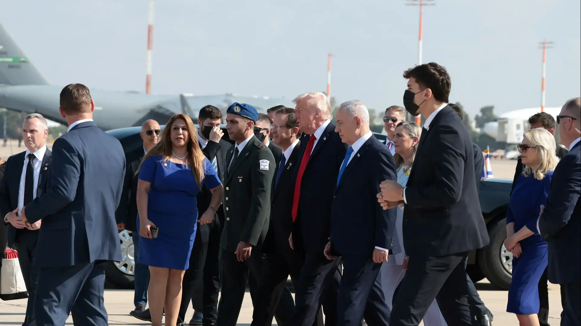 נשיא ארה"ב דונלד טראמפ עם רה"מ בנימין נתניהו,שרה נתניהו, הנשיא יצחק הרצוג ומיכל הרצוג, נתב"ג, 13באוקטובר 2025 נשיא ארה"ב דונלד טראמפ עם רה"מ בנימין נתניהו,שרה נתניהו, הנשיא יצחק הרצוג ומיכל הרצוג, נתב"ג, 13באוקטובר 2025