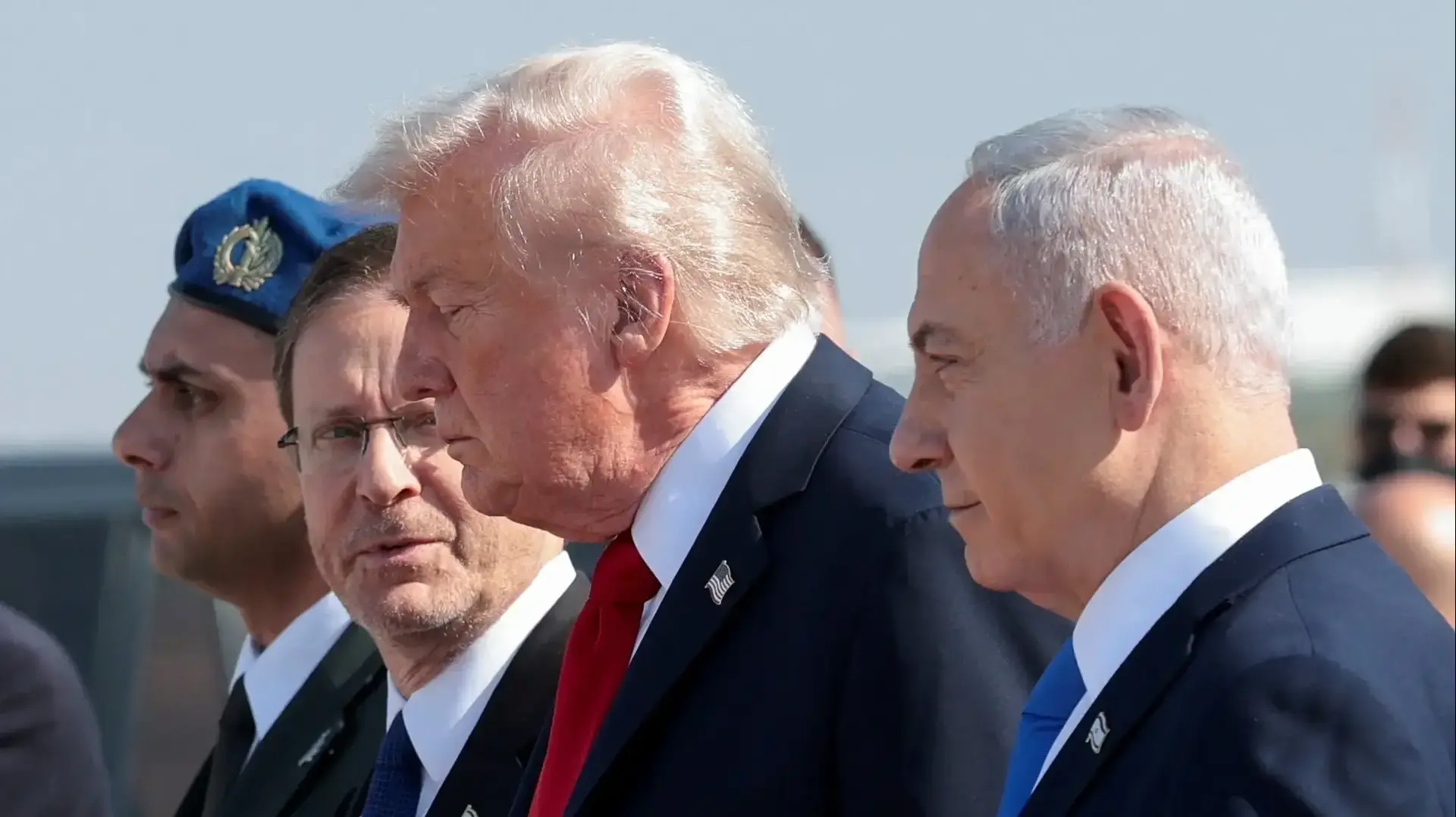 נשיא ארה"ב דונלד טראמפ עם רה"מ בנימין נתניהו, הנשיא יצחק הרצוג , נתב"ג, 13 באוקטובר 2025 נשיא ארה"ב דונלד טראמפ עם רה"מ בנימין נתניהו, הנשיא יצחק הרצוג , נתב"ג, 13 באוקטובר 2025