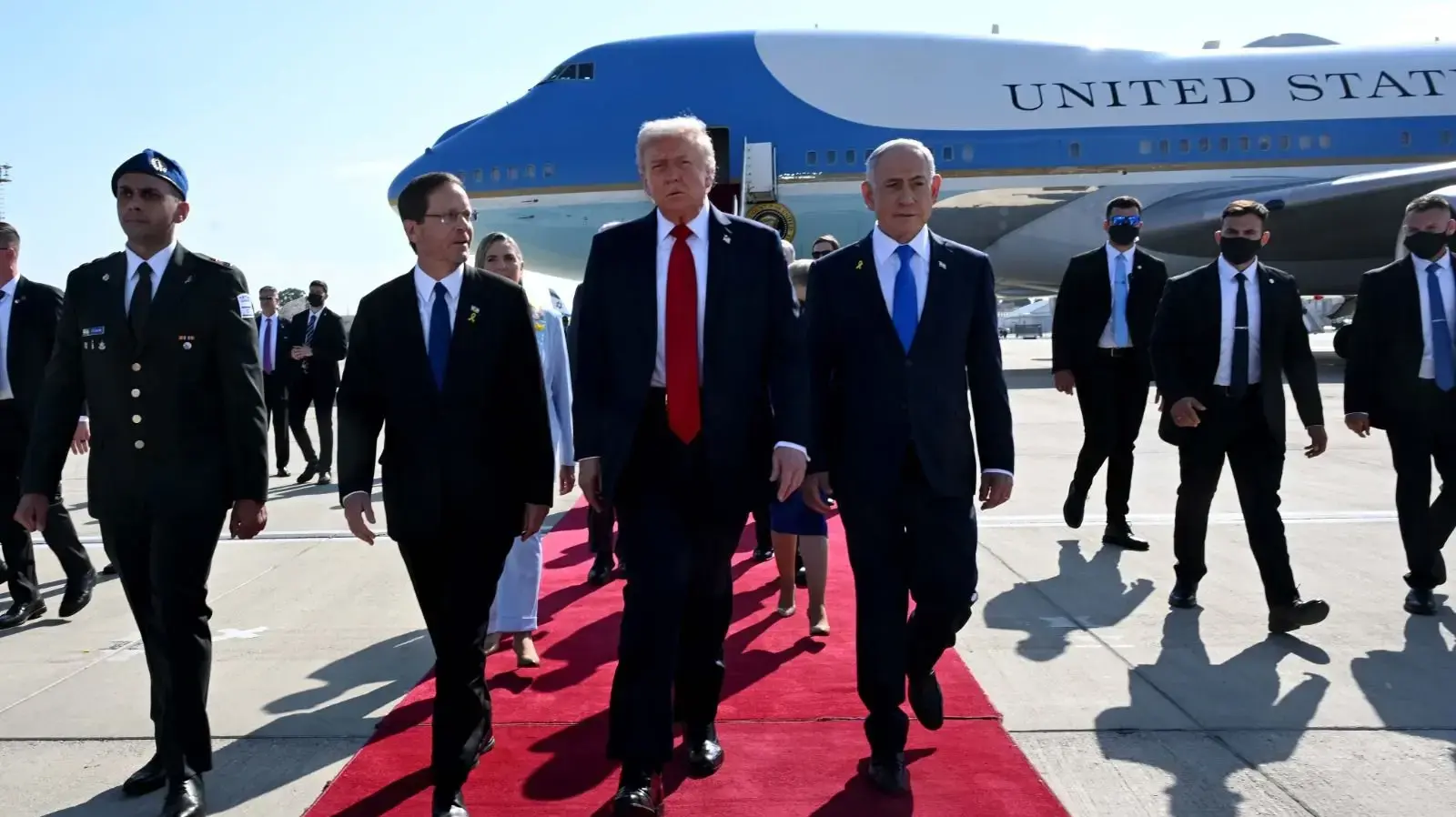 ראש הממשלה בנימין נתניהו ורעייתו שרה, יחד עם נשיא המדינה יצחק הרצוג ורעייתו מיכל, מקבלים את פניו של נשיא ארה״ב דונלד טראמפ בנמל התעופה בן גוריון ראש הממשלה בנימין נתניהו ורעייתו שרה, יחד עם נשיא המדינה יצחק הרצוג ורעייתו מיכל, מקבלים את פניו של נשיא ארה״ב דונלד טראמפ בנמל התעופה בן גוריון