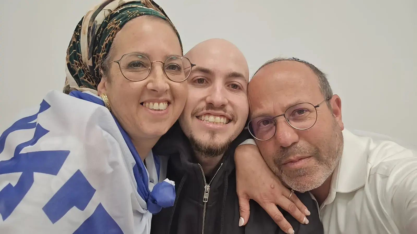 איתן מור עם ההורים איתן מור עם ההורים