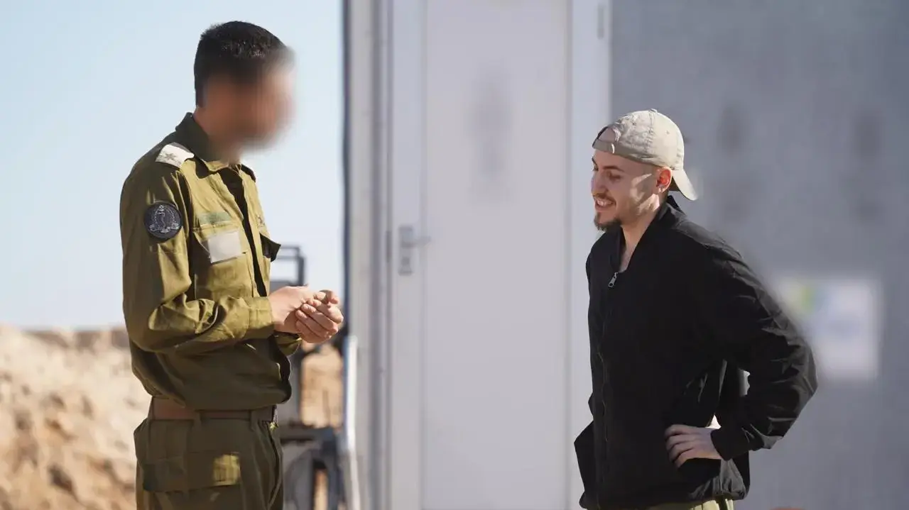 איתן מור עם נציגי צה"ל איתן מור עם נציגי צה"ל