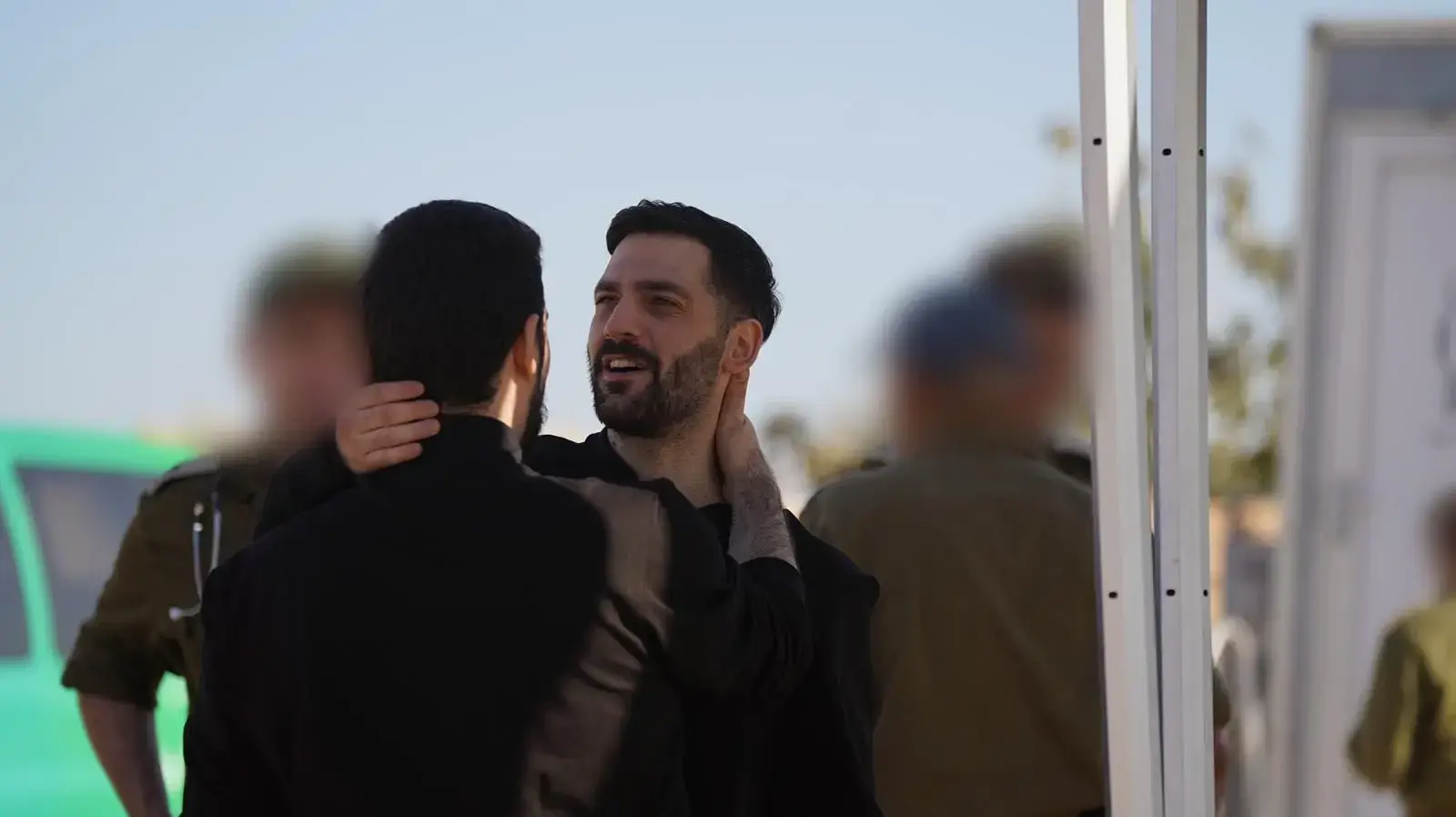 גלי וזיו ברמן עם נציגי צהל וחיבוק ראשון בין האחים גלי וזיו ברמן עם נציגי צהל וחיבוק ראשון בין האחים