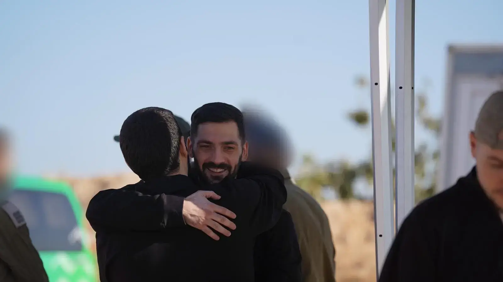 גלי וזיו ברמן עם נציגי צהל וחיבוק ראשון בין האחים גלי וזיו ברמן עם נציגי צהל וחיבוק ראשון בין האחים