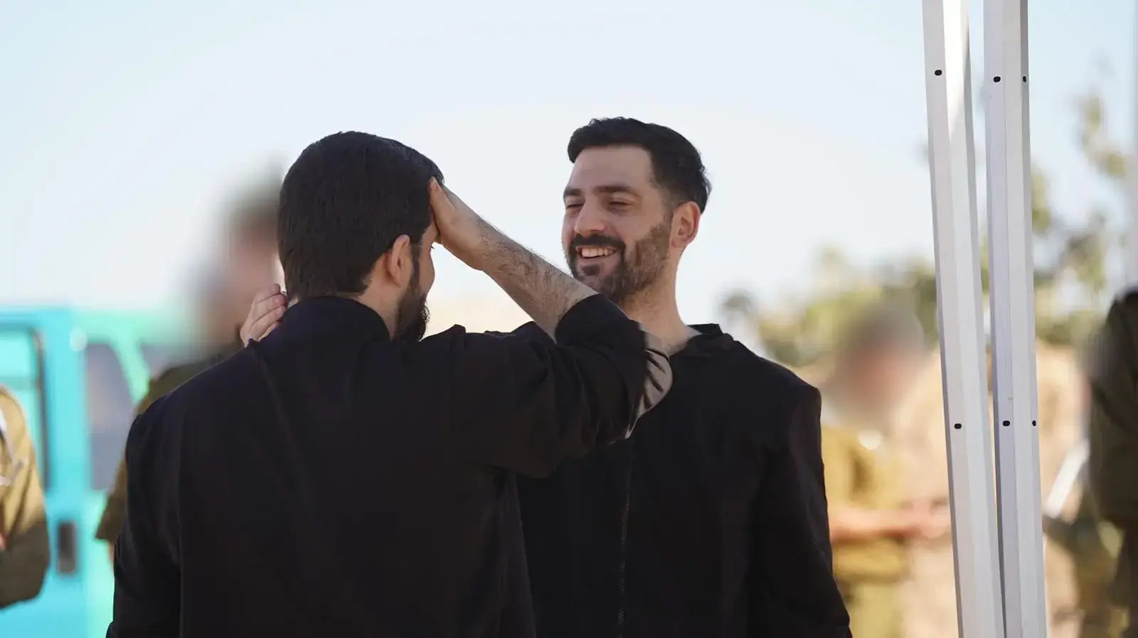 גלי וזיו ברמן עם נציגי צהל וחיבוק ראשון בין האחים גלי וזיו ברמן עם נציגי צהל וחיבוק ראשון בין האחים