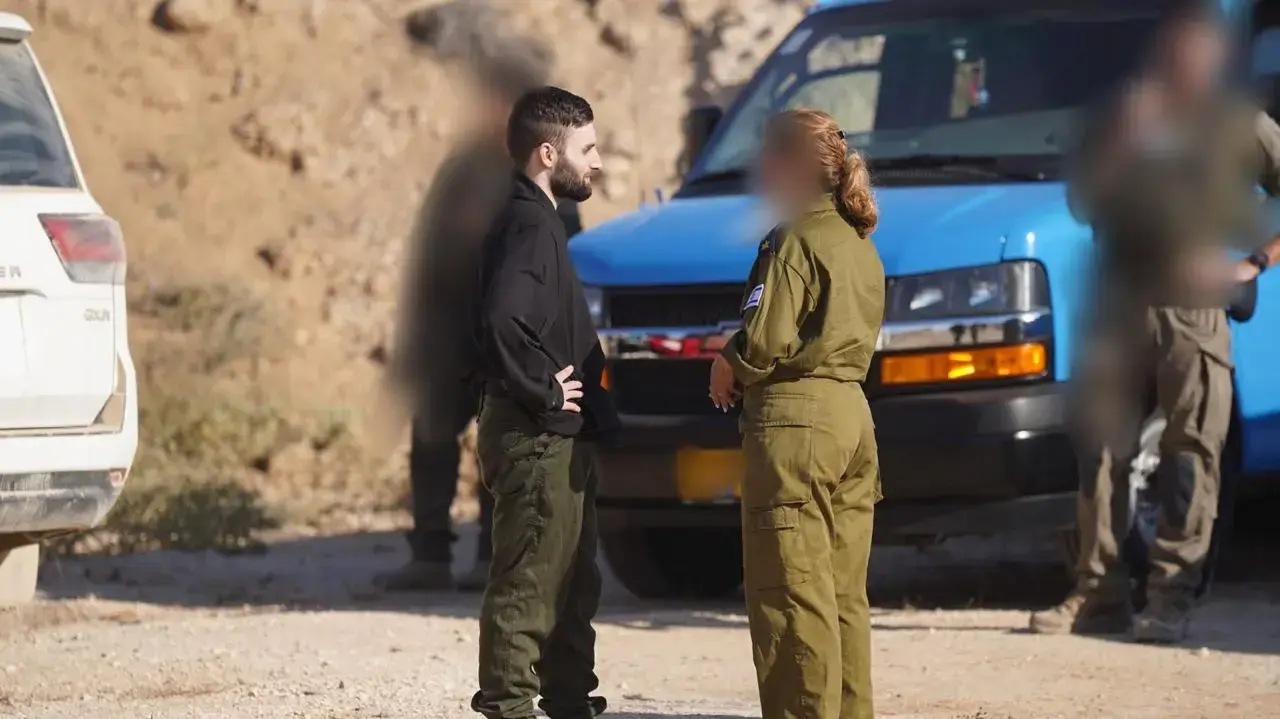 מתן אנגרסט עם נציגי צה"ל מתן אנגרסט עם נציגי צה"ל