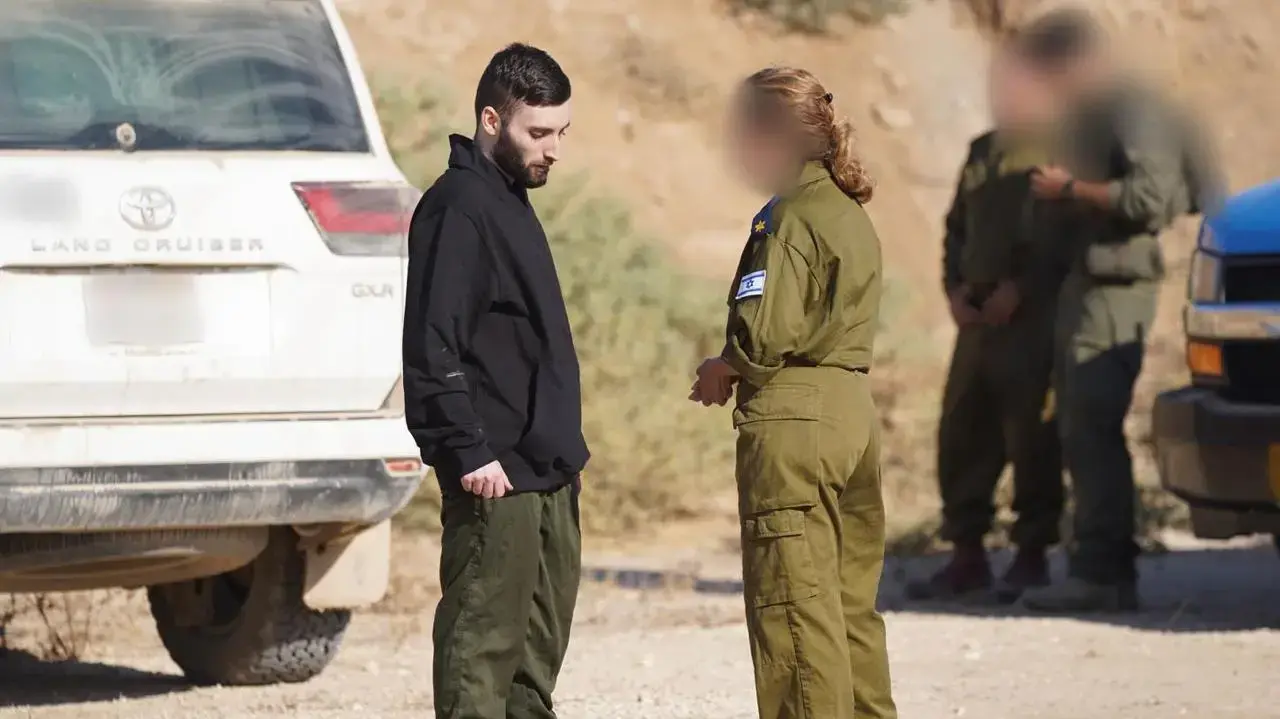 מתן אנגרסט עם נציגי צה"ל מתן אנגרסט עם נציגי צה"ל
