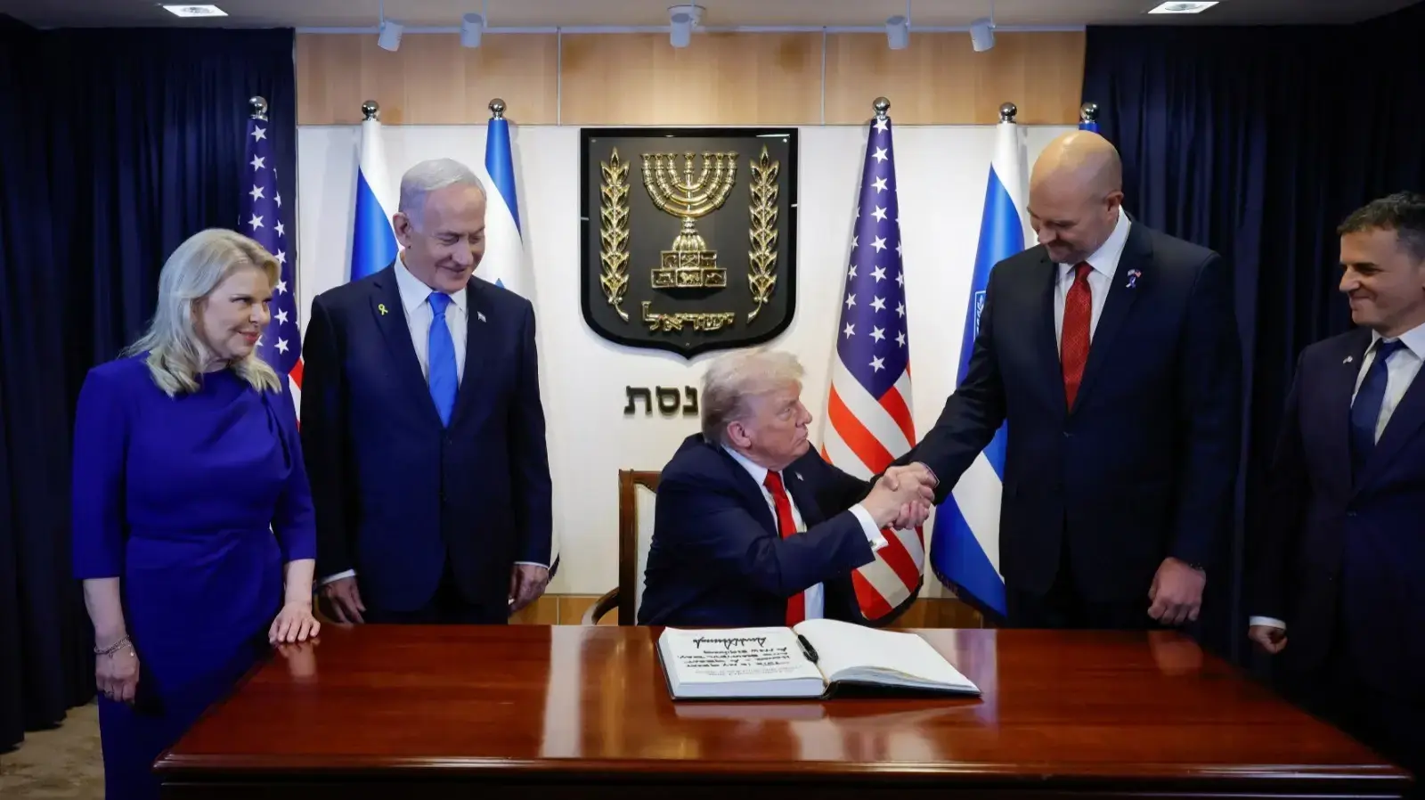 נשיא ארה"ב דונלד טראמפ, יו"ר הכנסת אמיר אוחנה,ראש הממשלה בנימין נתניהו ורעייתו הגברת שרה נתניהו, כנסת, 13 באוקטובר 2025 נשיא ארה"ב דונלד טראמפ, יו"ר הכנסת אמיר אוחנה,ראש הממשלה בנימין נתניהו ורעייתו הגברת שרה נתניהו, כנסת, 13 באוקטובר 2025
