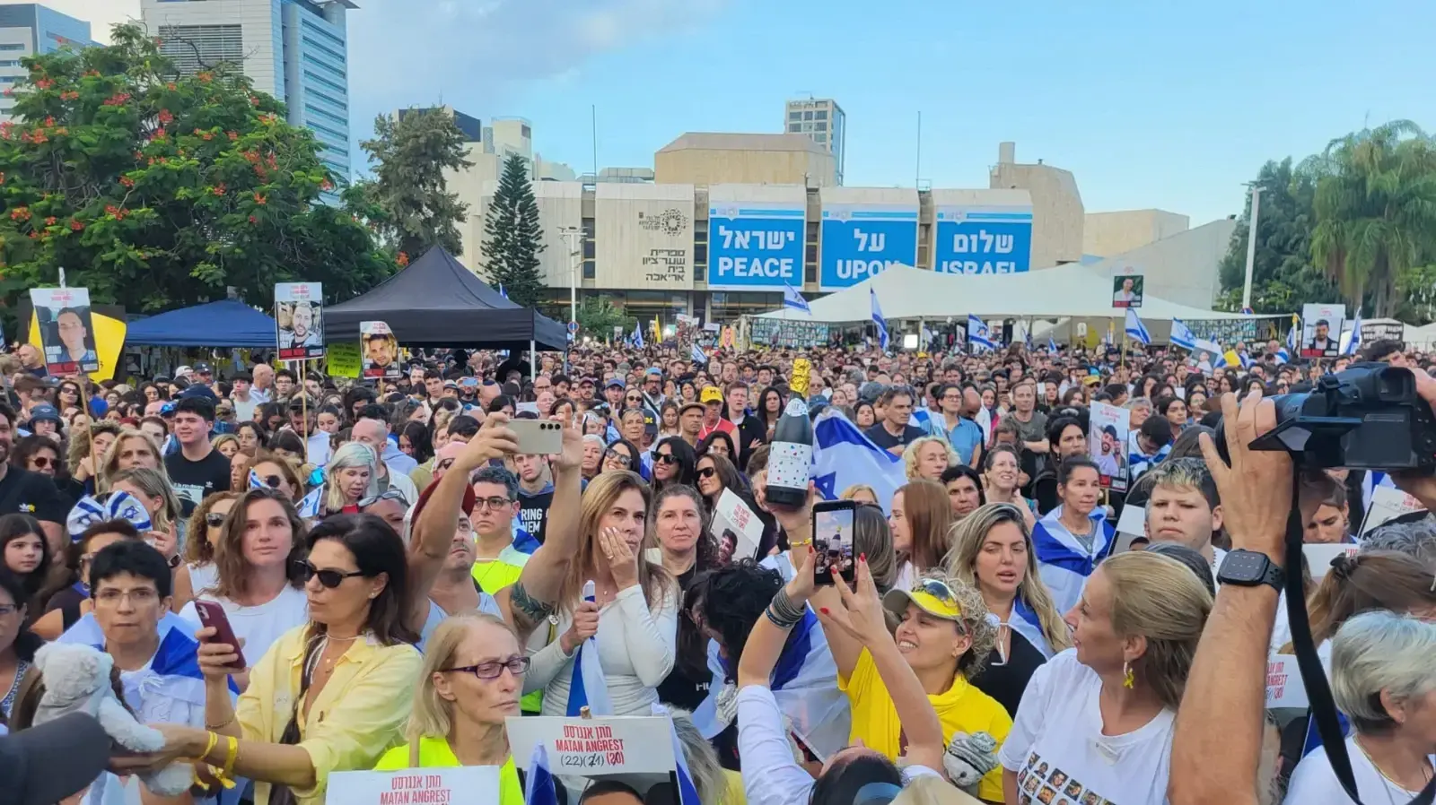 ממתינים לשחרור החטופים, כיכר החטופים, 13 באוקטובר 2025 ממתינים לשחרור החטופים, כיכר החטופים, 13 באוקטובר 2025