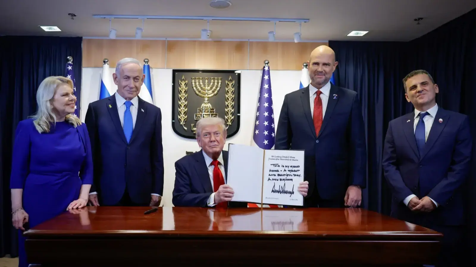 נשיא ארה"ב דונלד טראמפ, יו"ר הכנסת אמיר אוחנה,ראש הממשלה בנימין נתניהו ורעייתו הגברת שרה נתניהו, כנסת, 13 באוקטובר 2025 נשיא ארה"ב דונלד טראמפ, יו"ר הכנסת אמיר אוחנה,ראש הממשלה בנימין נתניהו ורעייתו הגברת שרה נתניהו, כנסת, 13 באוקטובר 2025