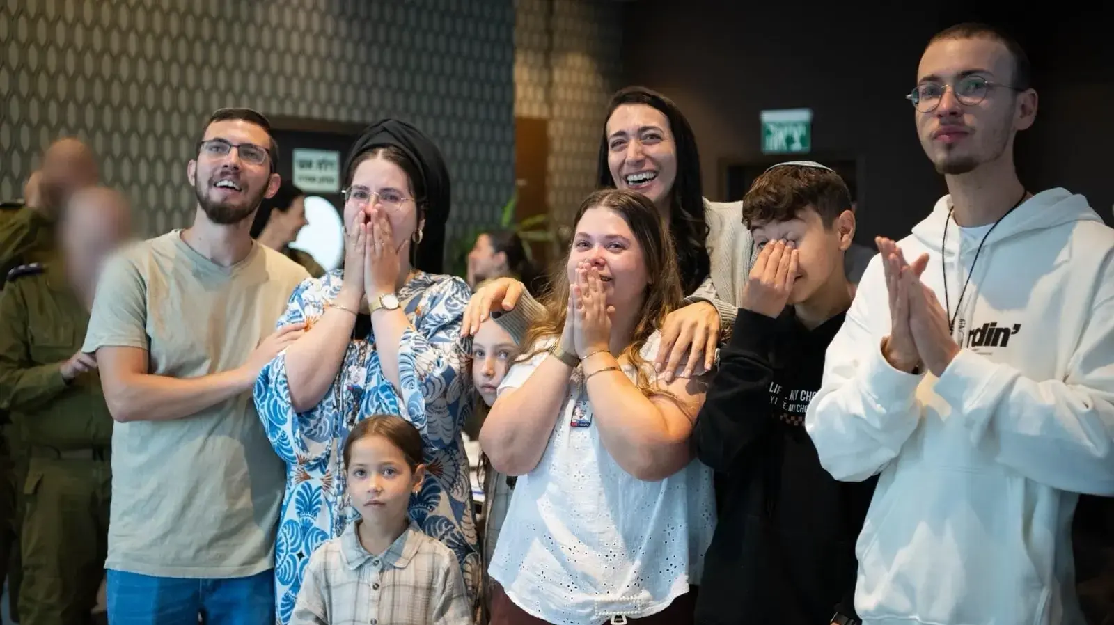 משפחתו של איתן מור צופים ברגע החבירה לכוח צה"ל משפחתו של איתן מור צופים ברגע החבירה לכוח צה"ל