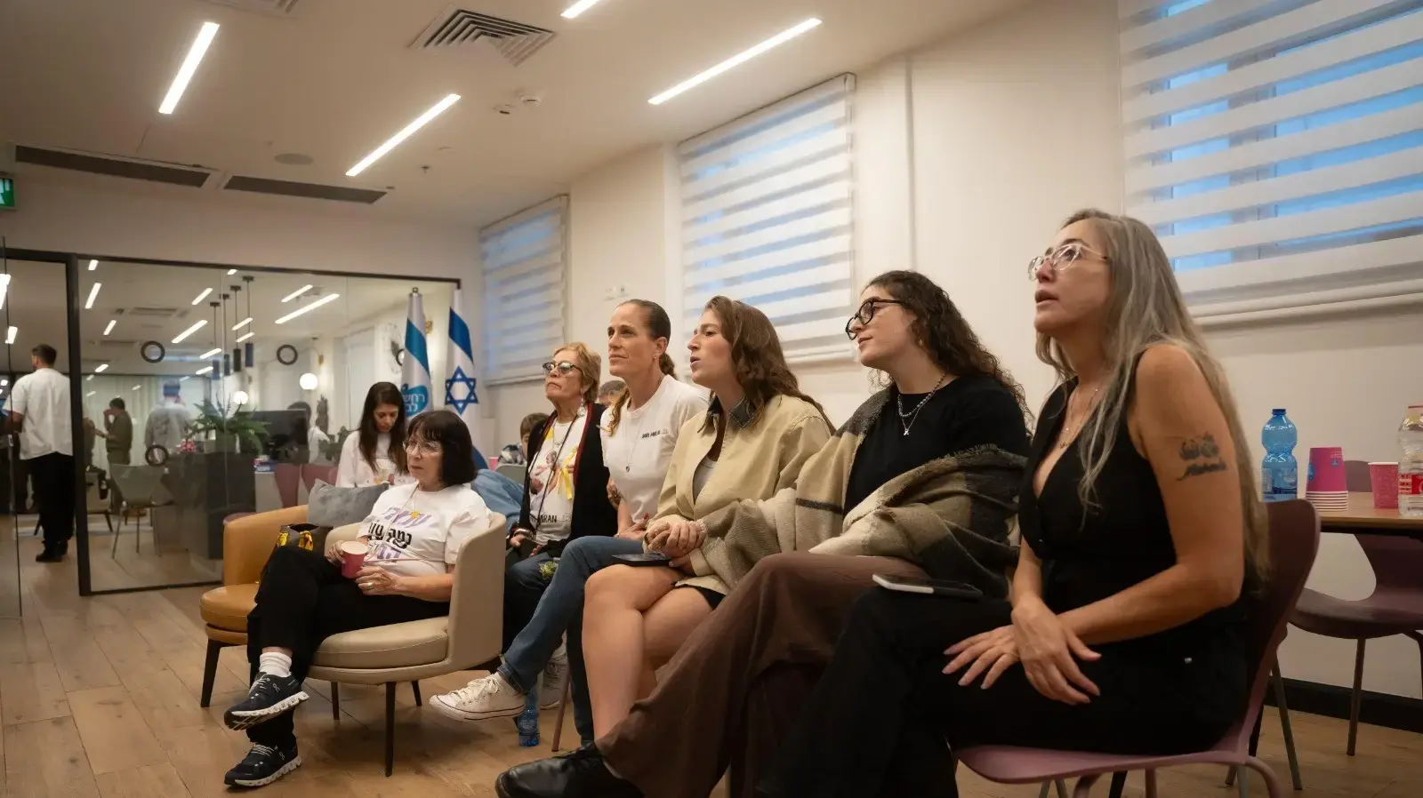 משפחתו של עמרי מירן צופים ברגע החבירה לכוח צה"ל משפחתו של עמרי מירן צופים ברגע החבירה לכוח צה"ל