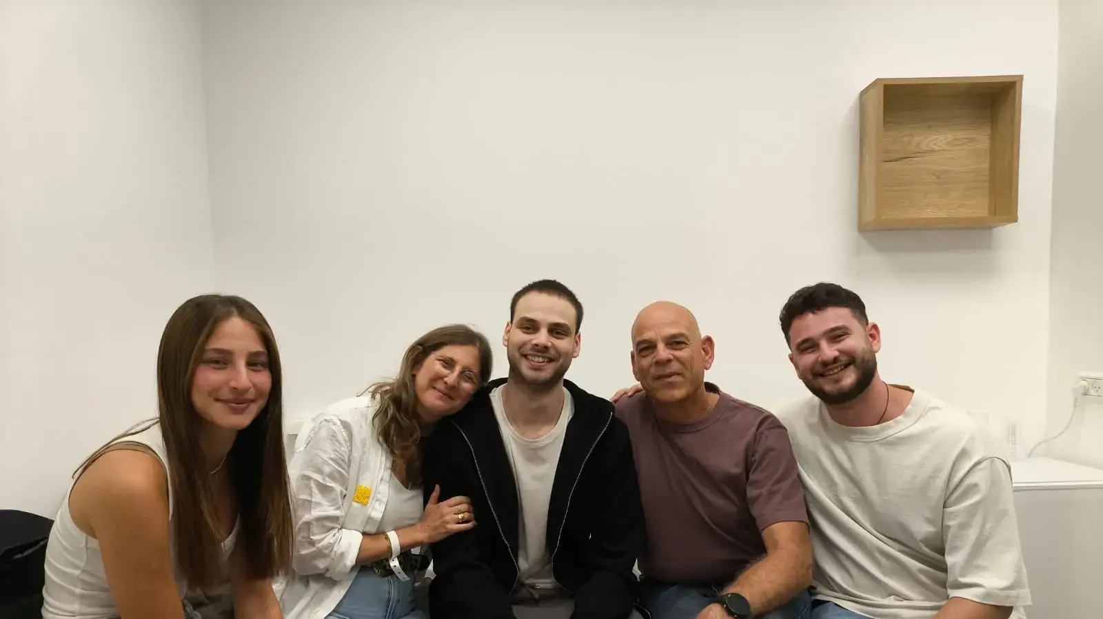 אלון אהל עם משפחתו אלון אהל עם משפחתו