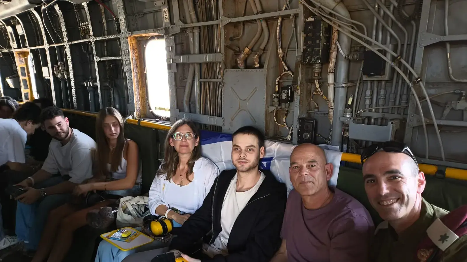 אלון אהל עם משפחתו במסוק אלון אהל עם משפחתו במסוק
