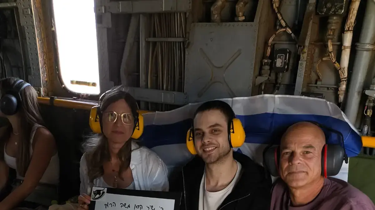 אלון אהל עם משפחתו במסוק אלון אהל עם משפחתו במסוק