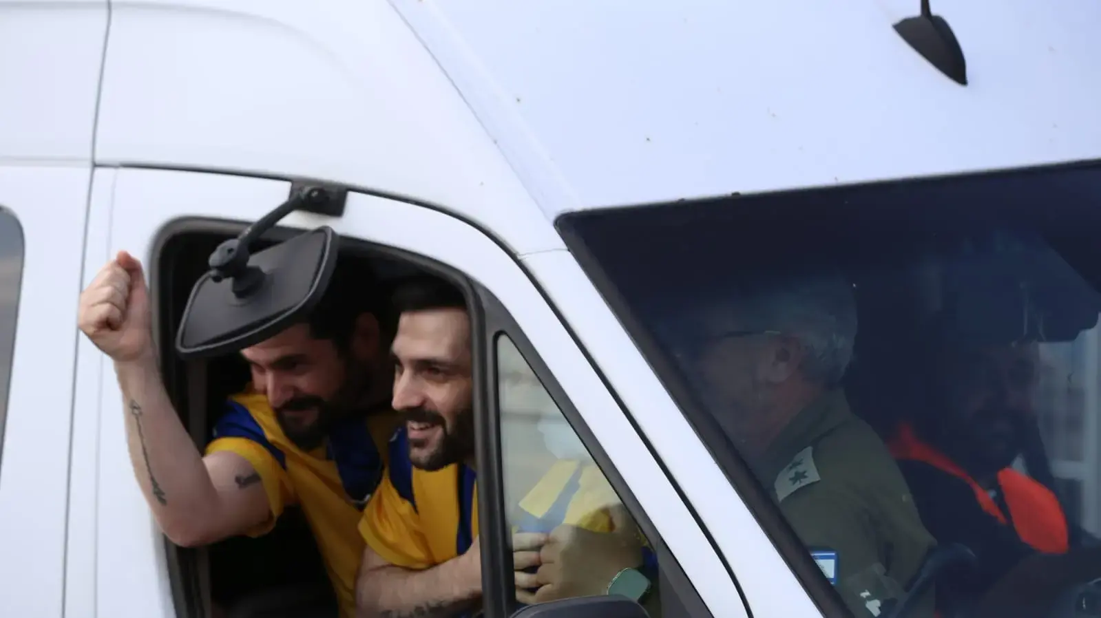 גלי וזיו ברמן בכניסה לבית החולים שיבא גלי וזיו ברמן בכניסה לבית החולים שיבא