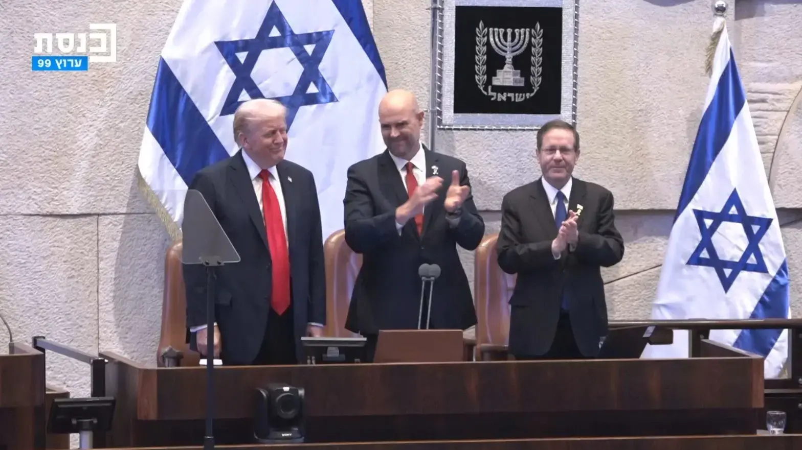 נשיא ארה"ב דונלד טראמפ, רה"מ בנימין נתניהו, יו"ר הכנסת אמיר אוחנה, 13 באוקטובר 2025 נשיא ארה"ב דונלד טראמפ, רה"מ בנימין נתניהו, יו"ר הכנסת אמיר אוחנה, 13 באוקטובר 2025