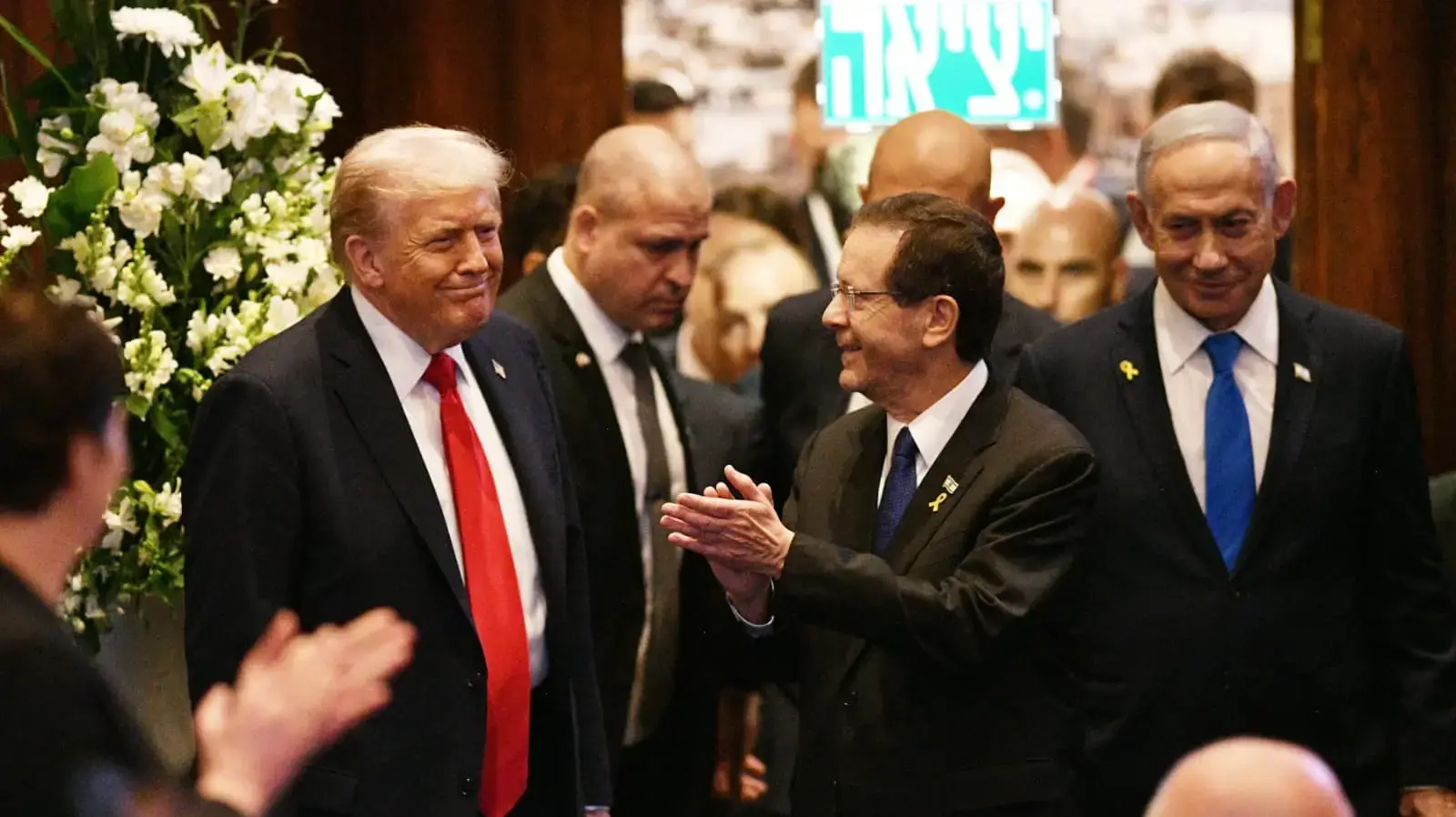 נשיא ארה"ב דונלד טראמפ, נשיא המדינה יצחק הרצוג,ראש הממשלה בנימין נתניהו, יו"ר הכנסת אמיר אוחנה, 13 באוקטובר 2025 נשיא ארה"ב דונלד טראמפ, נשיא המדינה יצחק הרצוג,ראש הממשלה בנימין נתניהו, יו"ר הכנסת אמיר אוחנה, 13 באוקטובר 2025